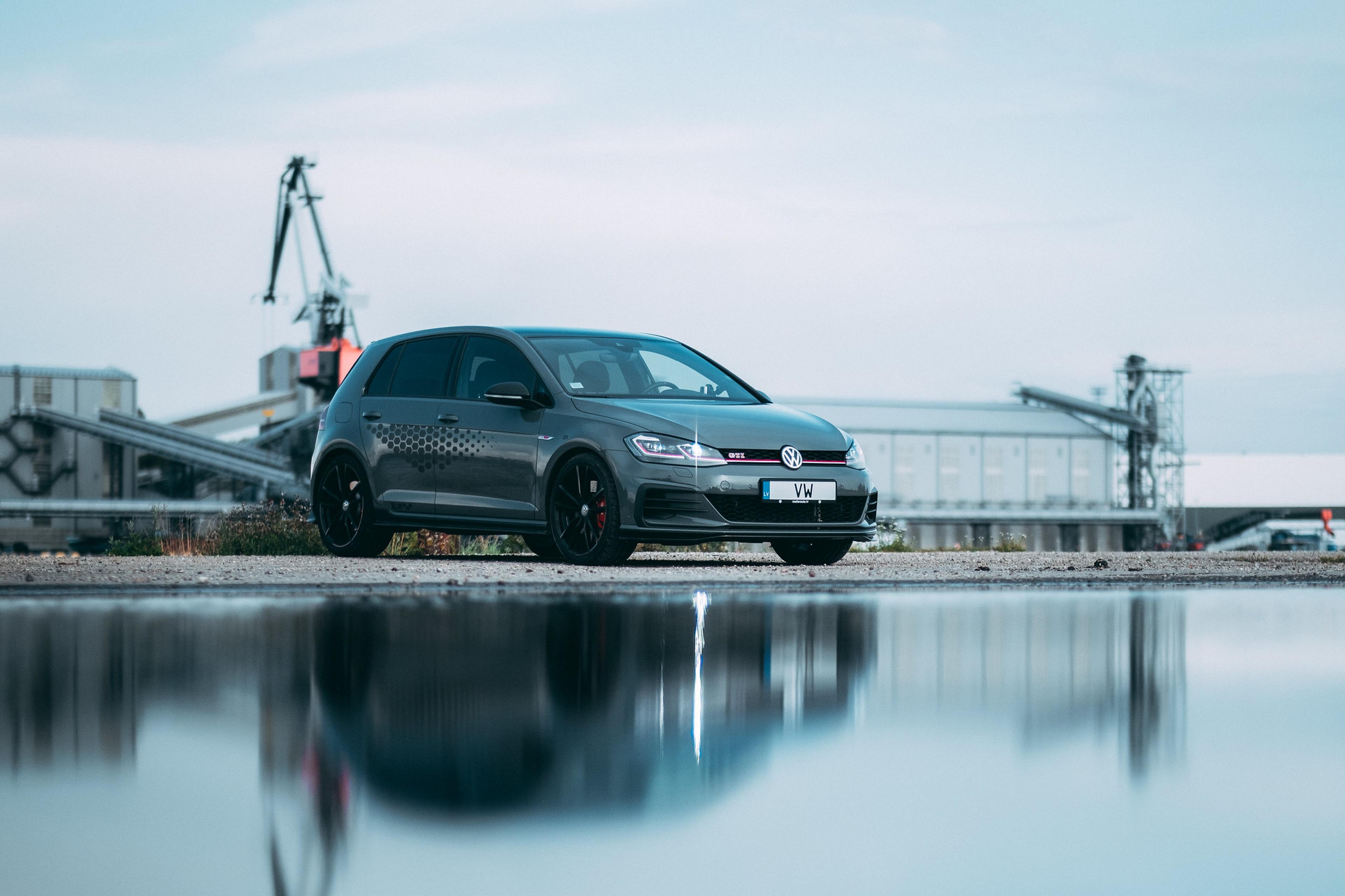 Grauer VW Golf im Hafen