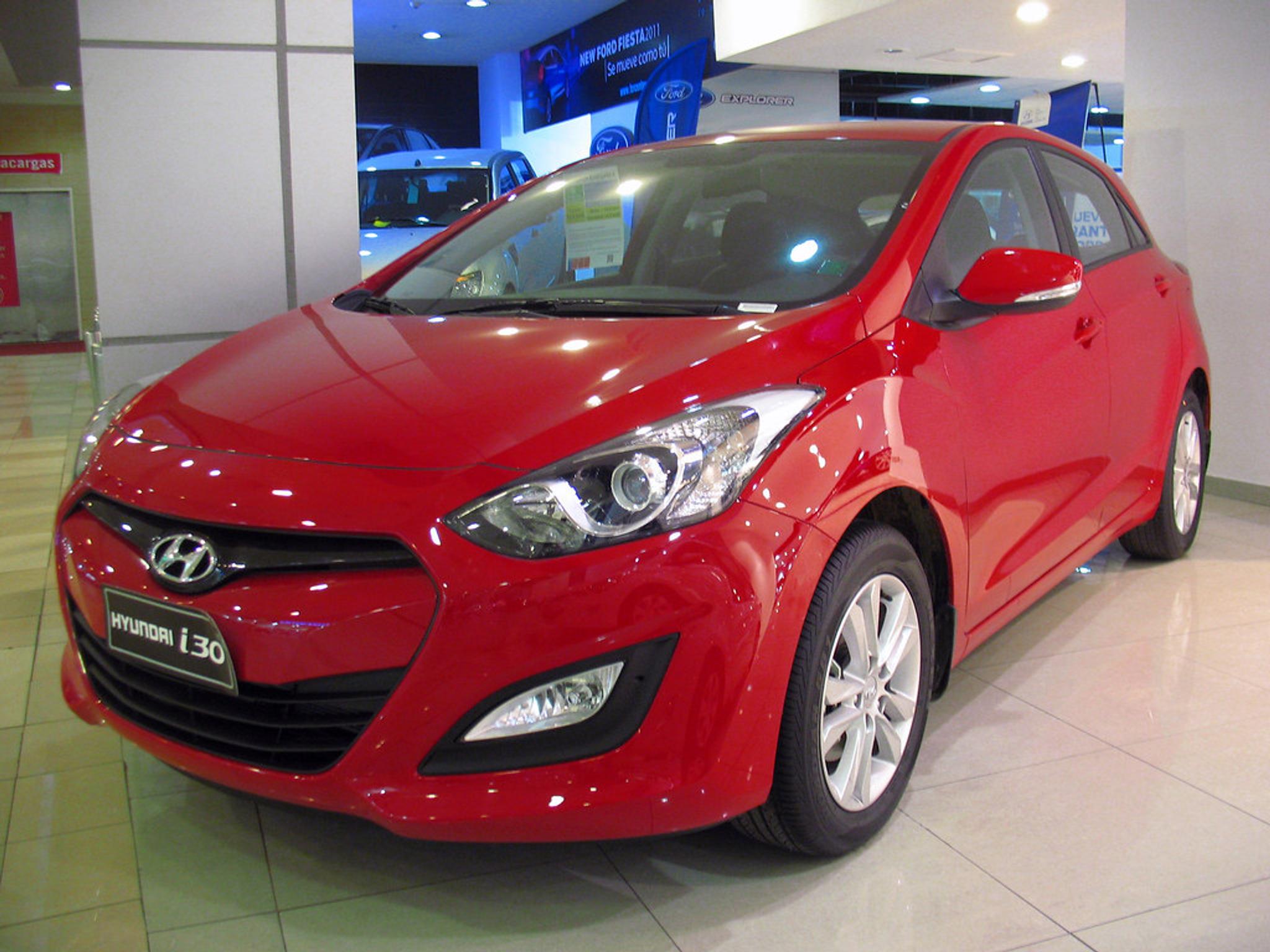 mașină roșie la reprezentanță