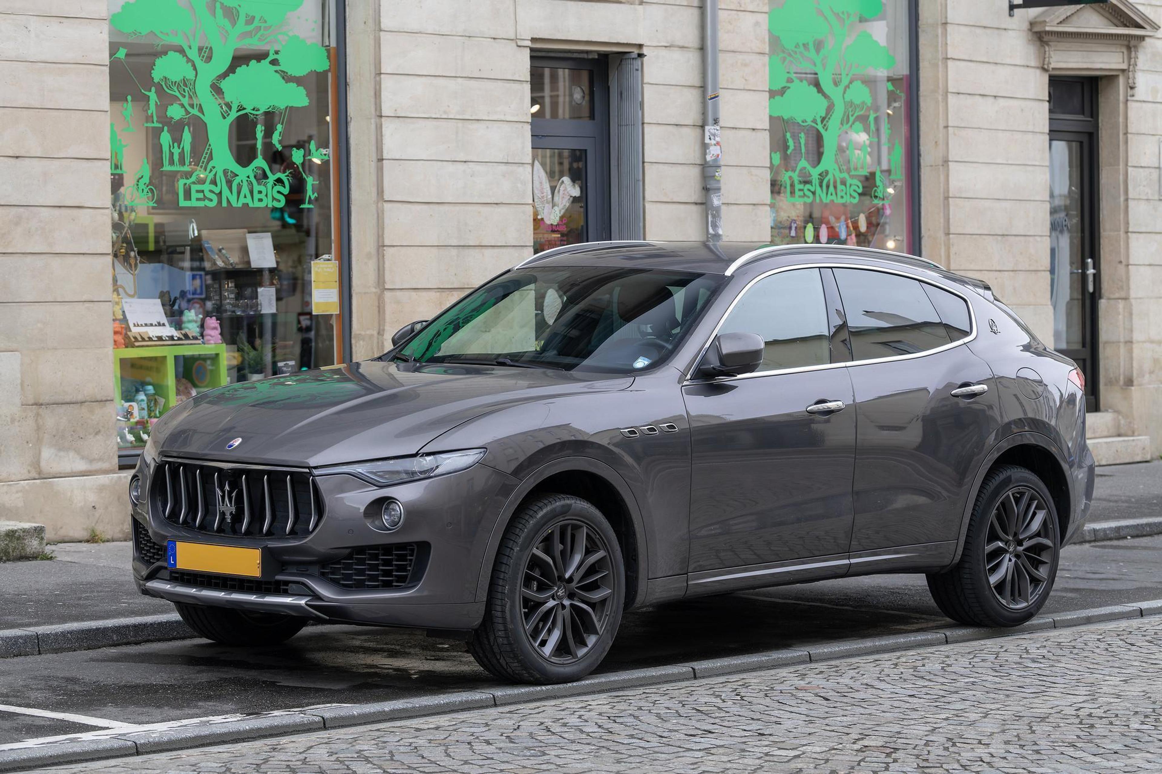 Grauer Maserati Levante vor einem Geschäft geparkt
