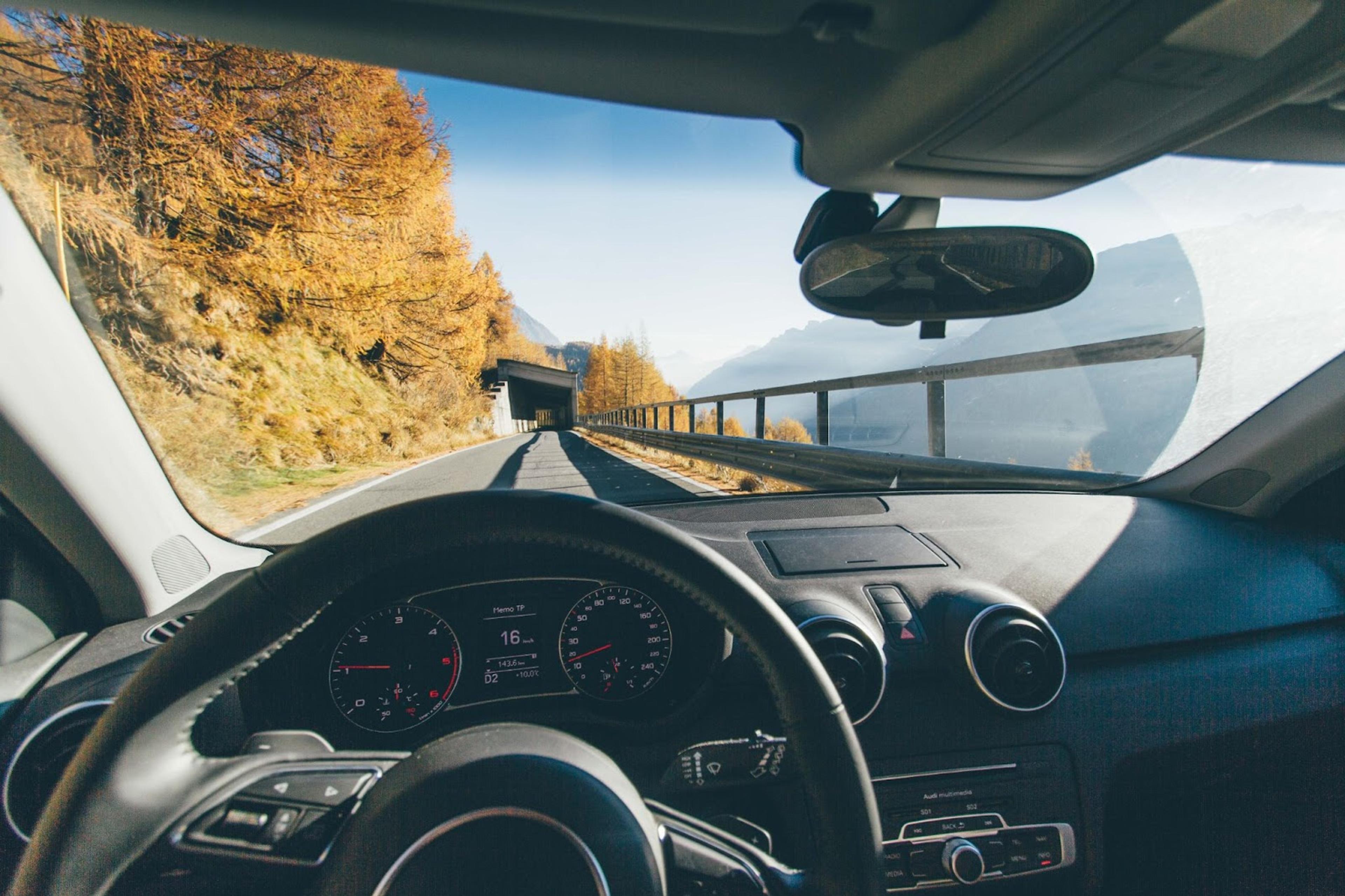 Autóbelső a vezető szemszögéből az őszi sziklaoldali úton