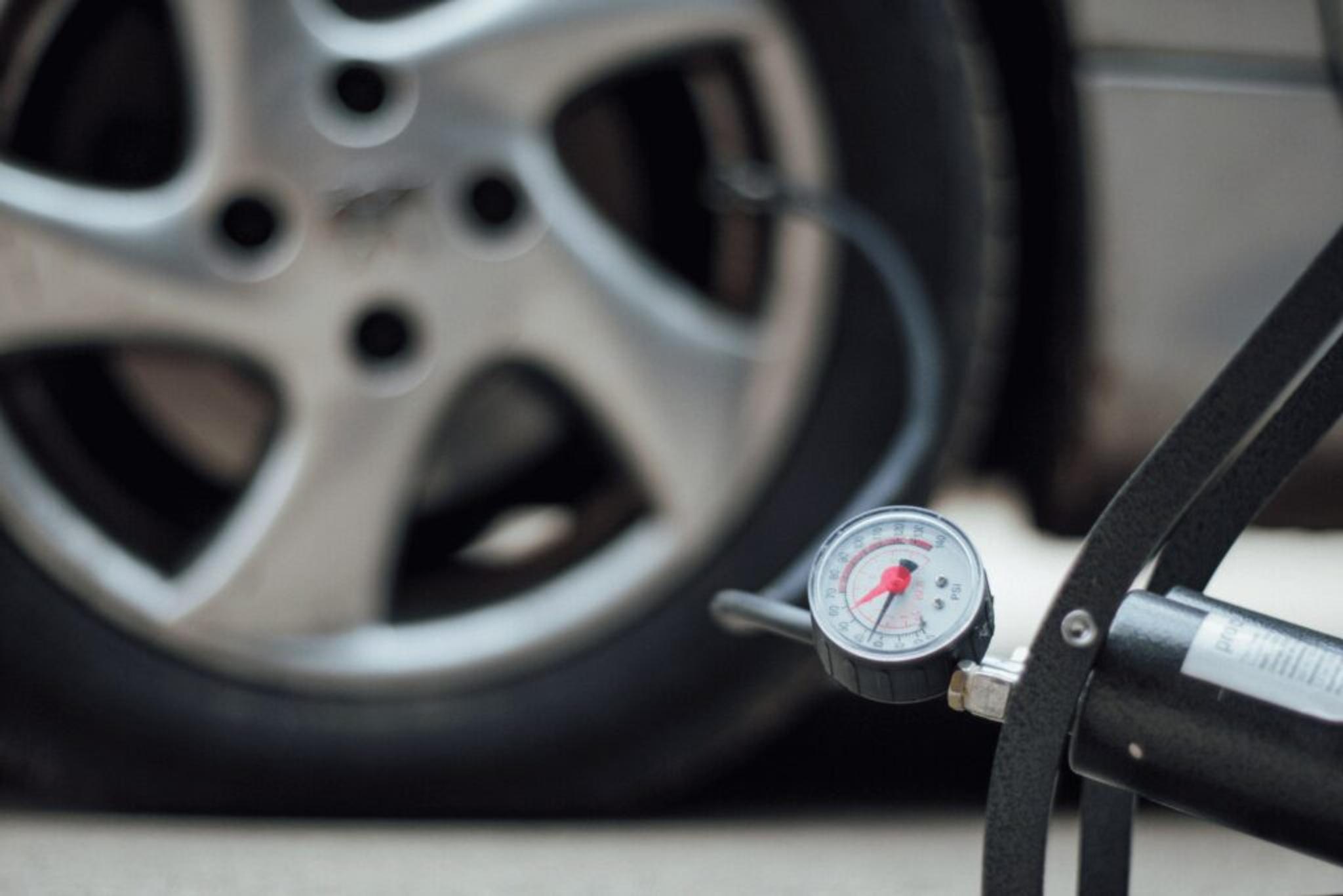 Car maintenance tire pressure gauge
