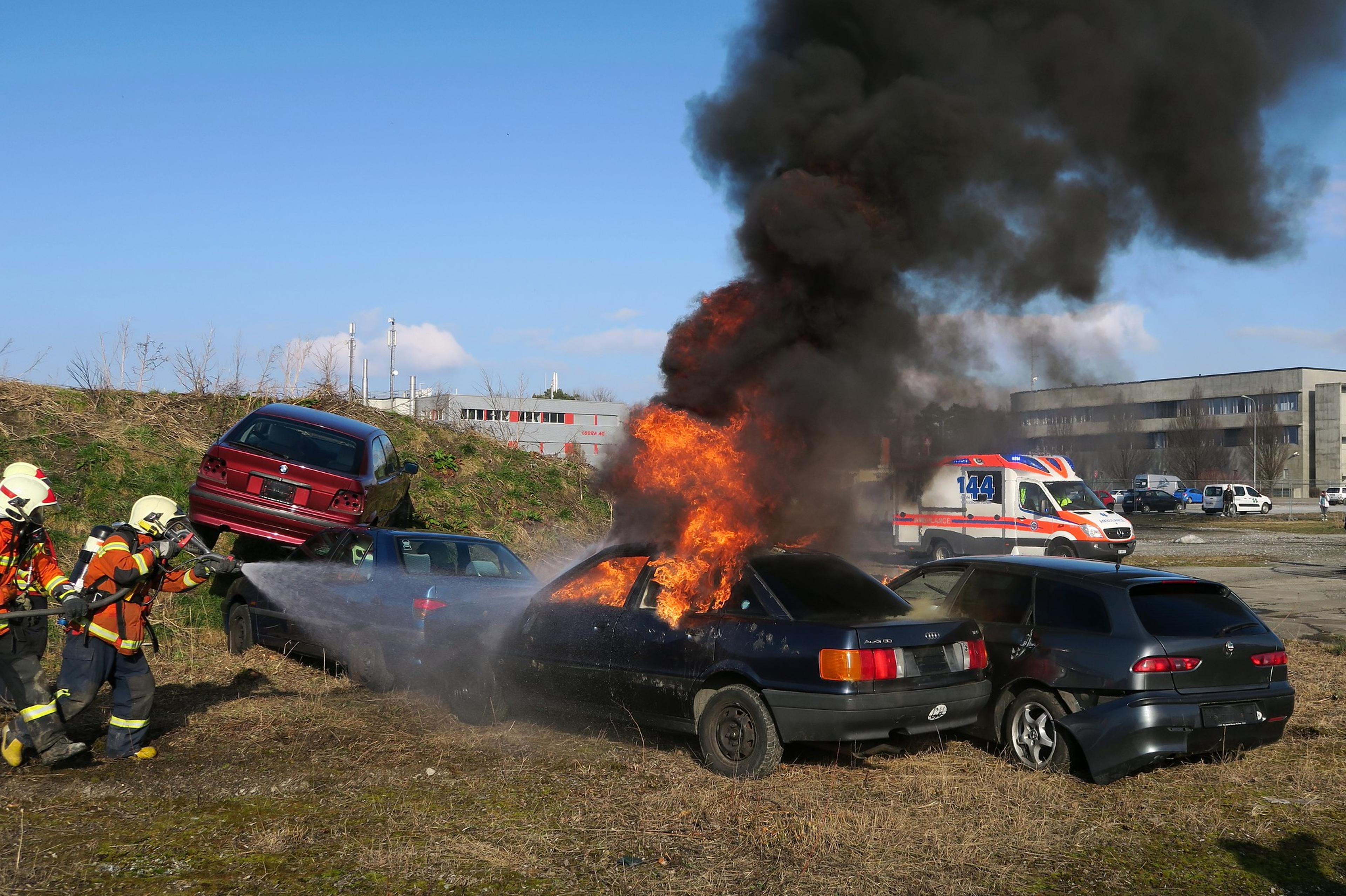 strażacy gaszą pożar samochodu