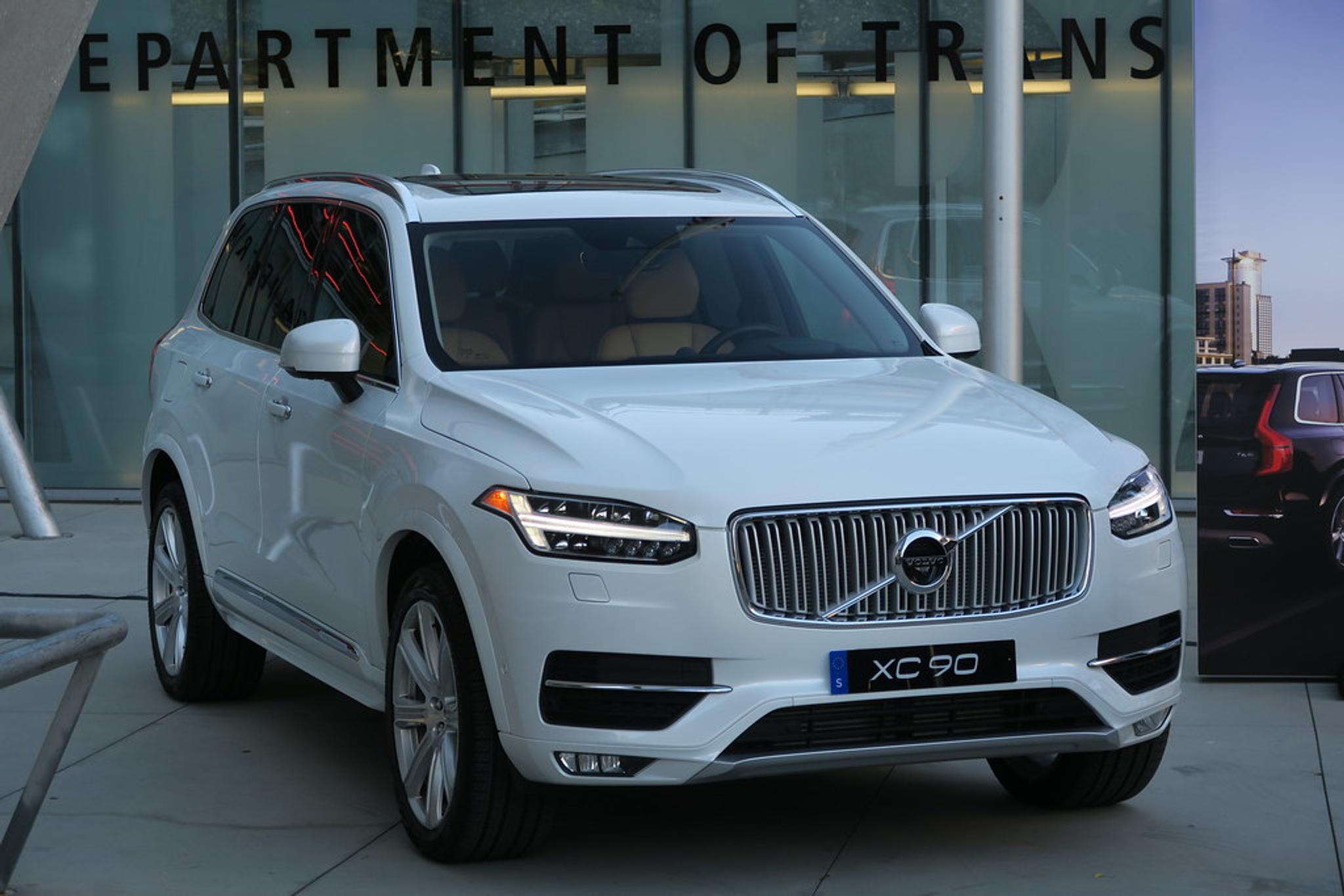 Weißer Volvo XC90 von vorne