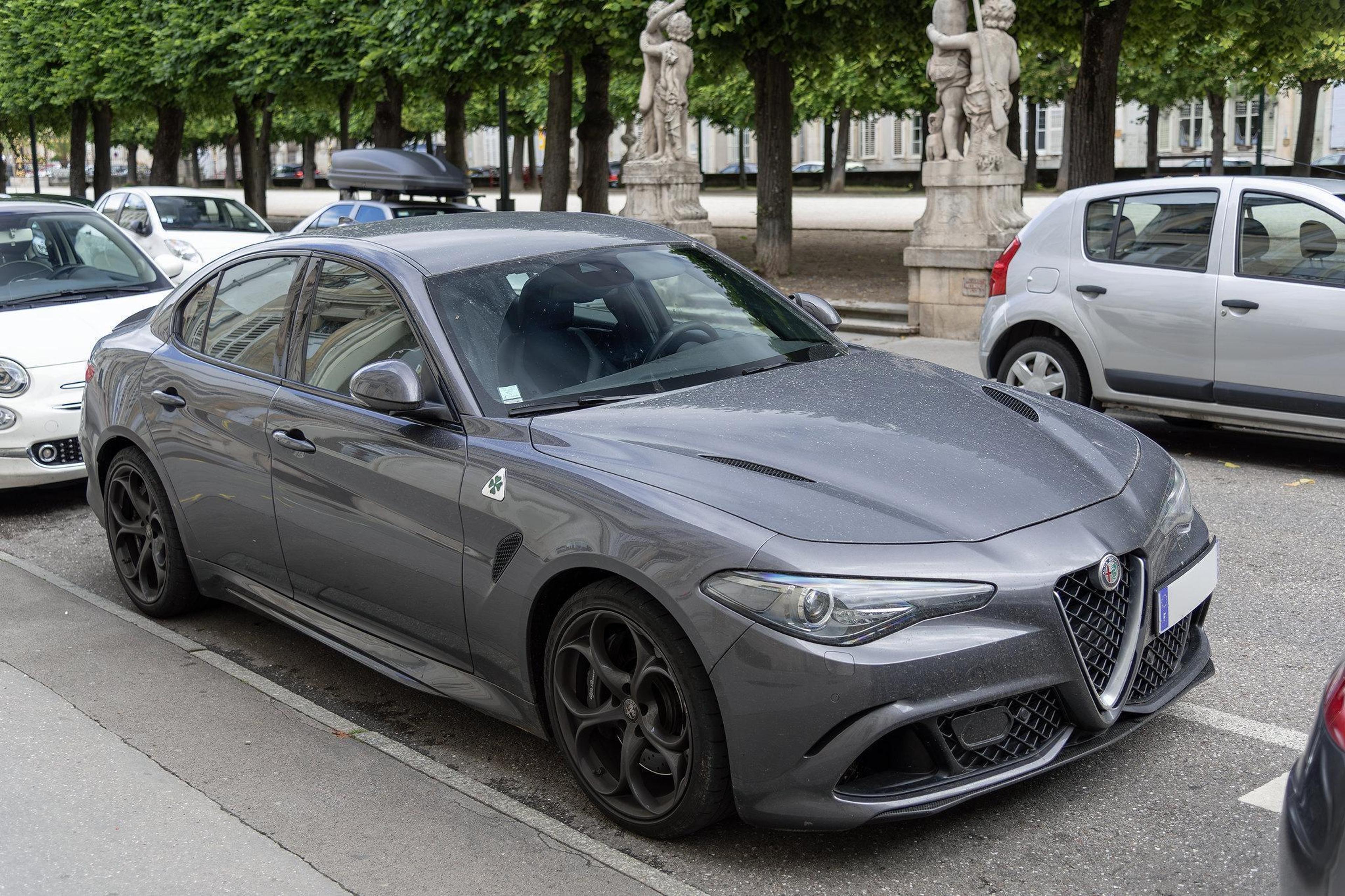 Grauer Alfa Romeo Giulia Quadrifoglio