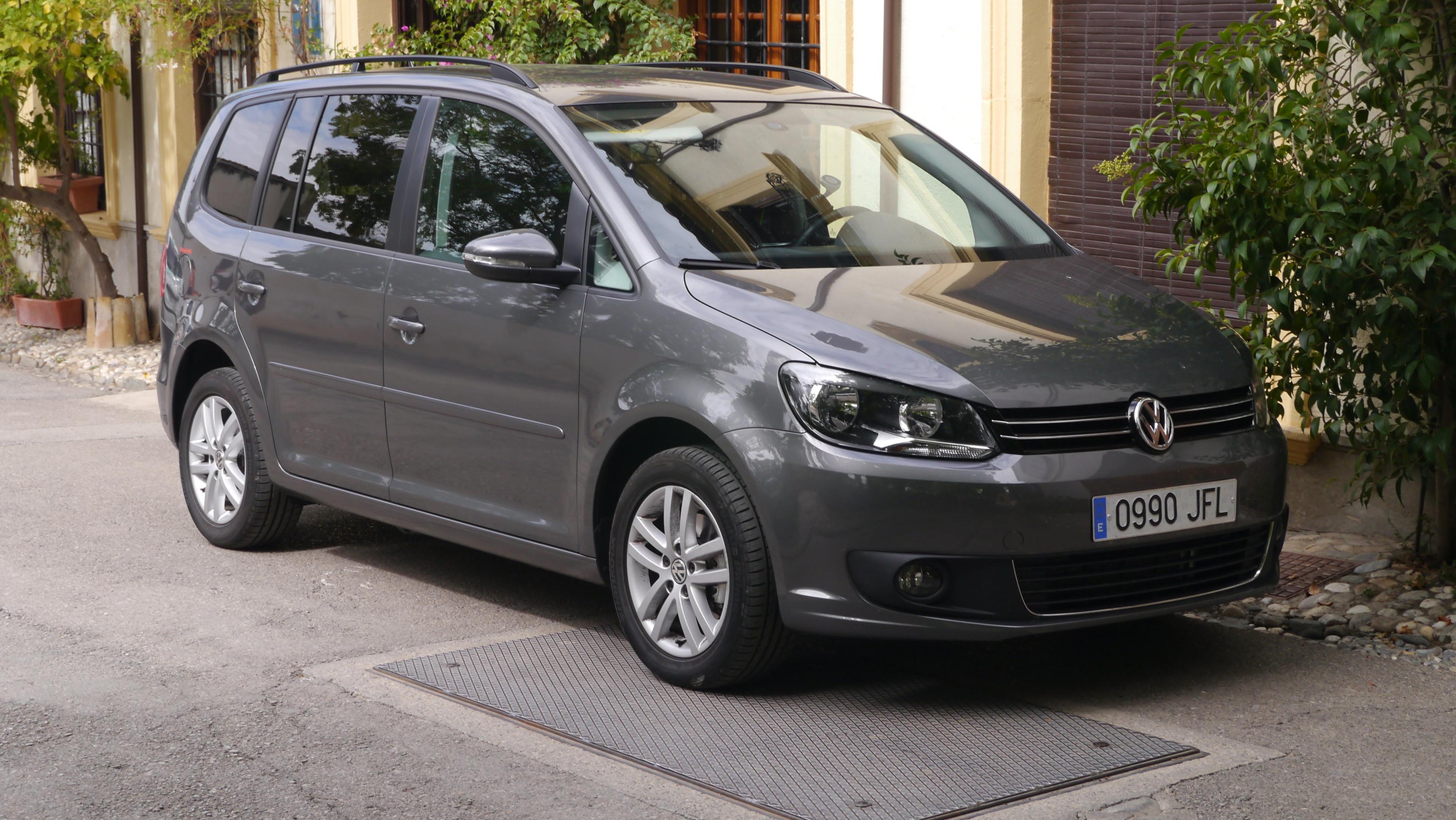 Szary Volkswagen Touran