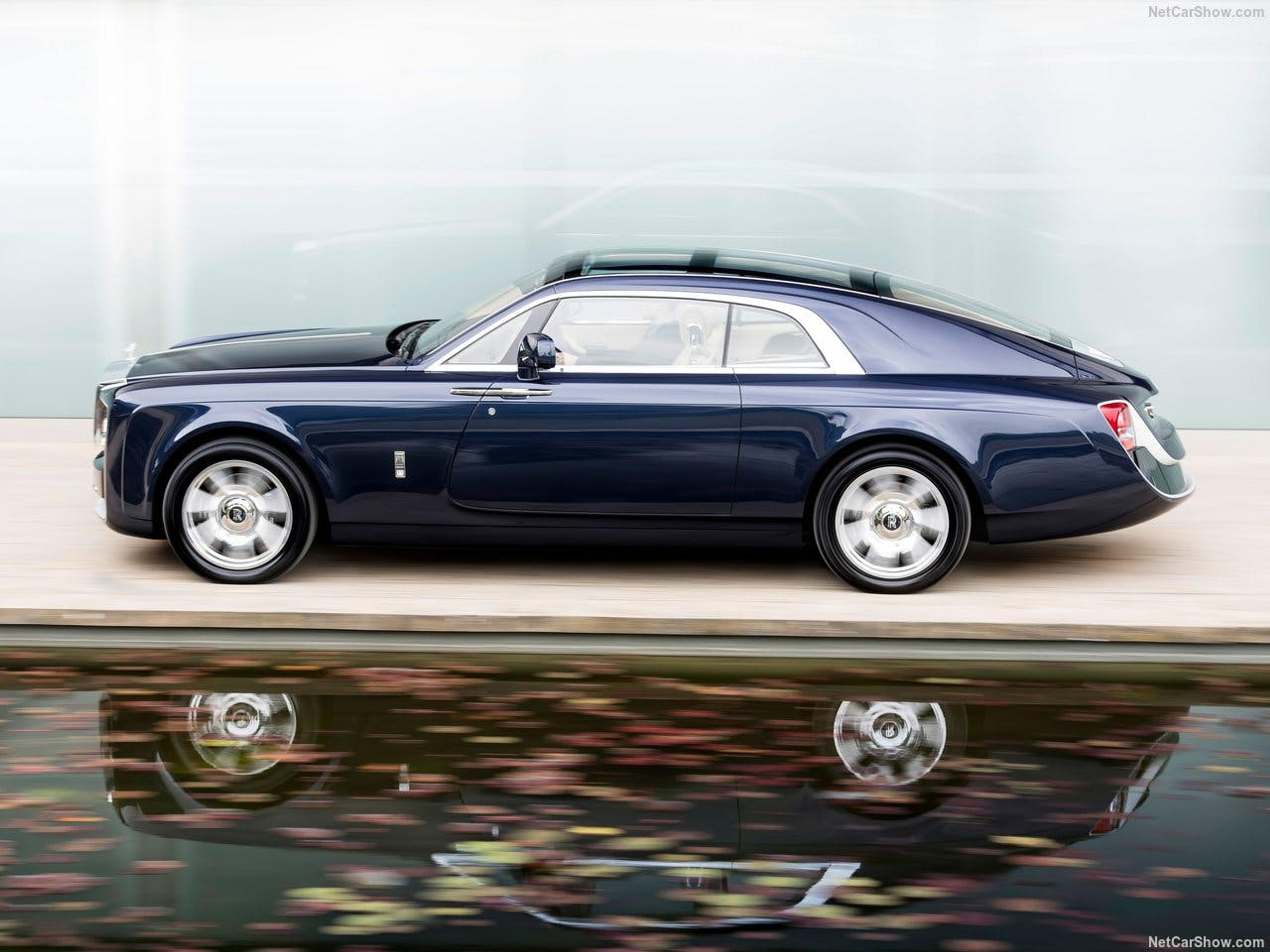 Rolls-Royce Sweptail albastru închis lângă apă