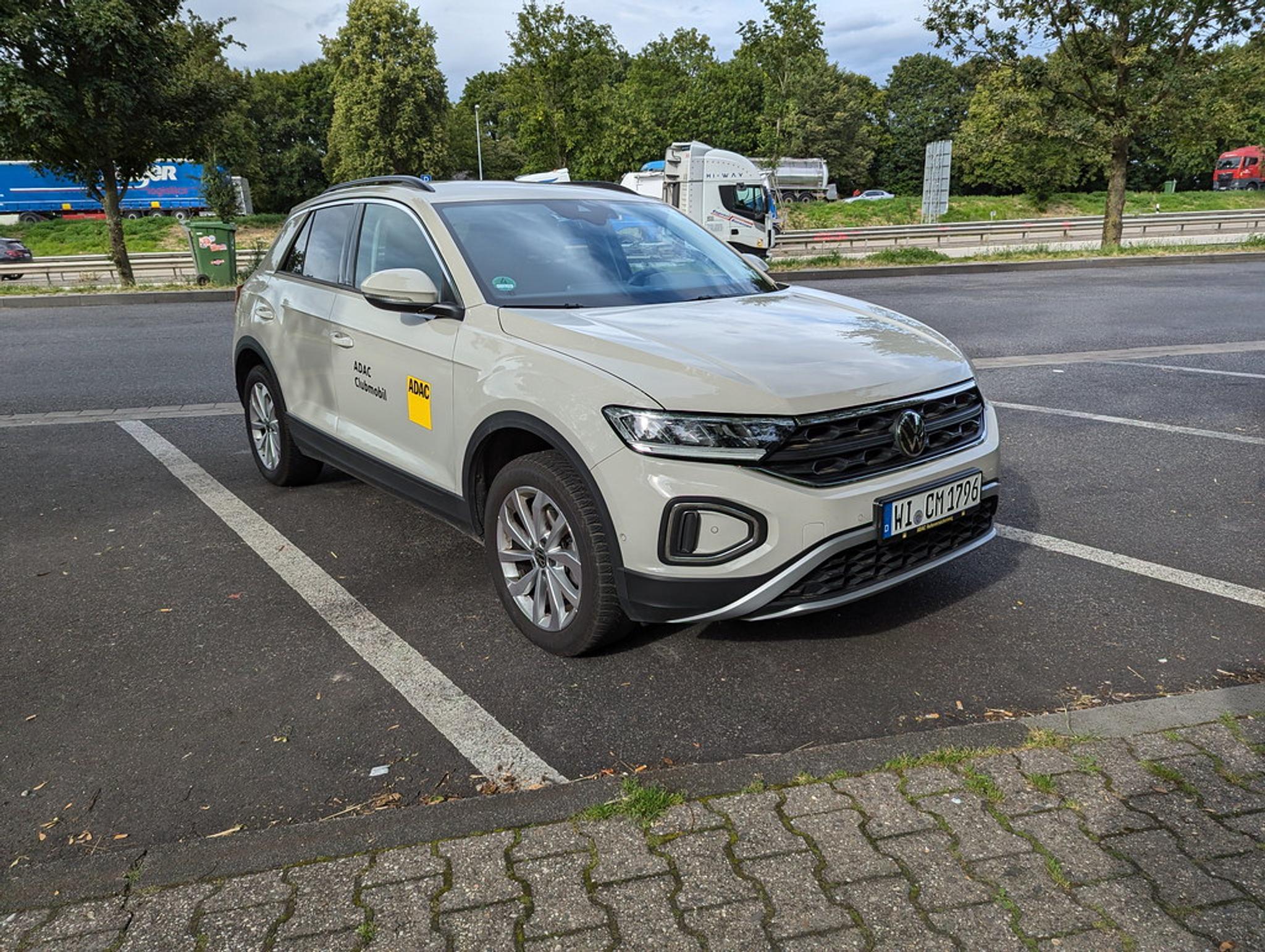 Grauer VW T-Roc auf einem Parkplatz
