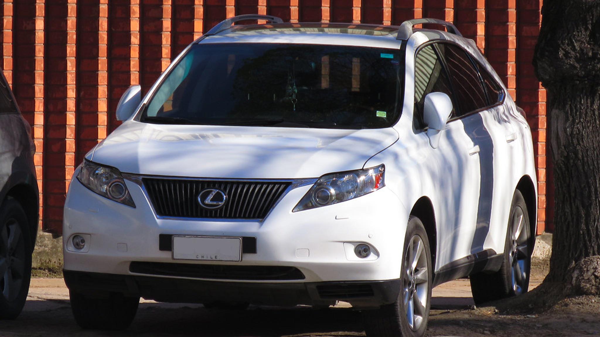 White second generation Lexus RX