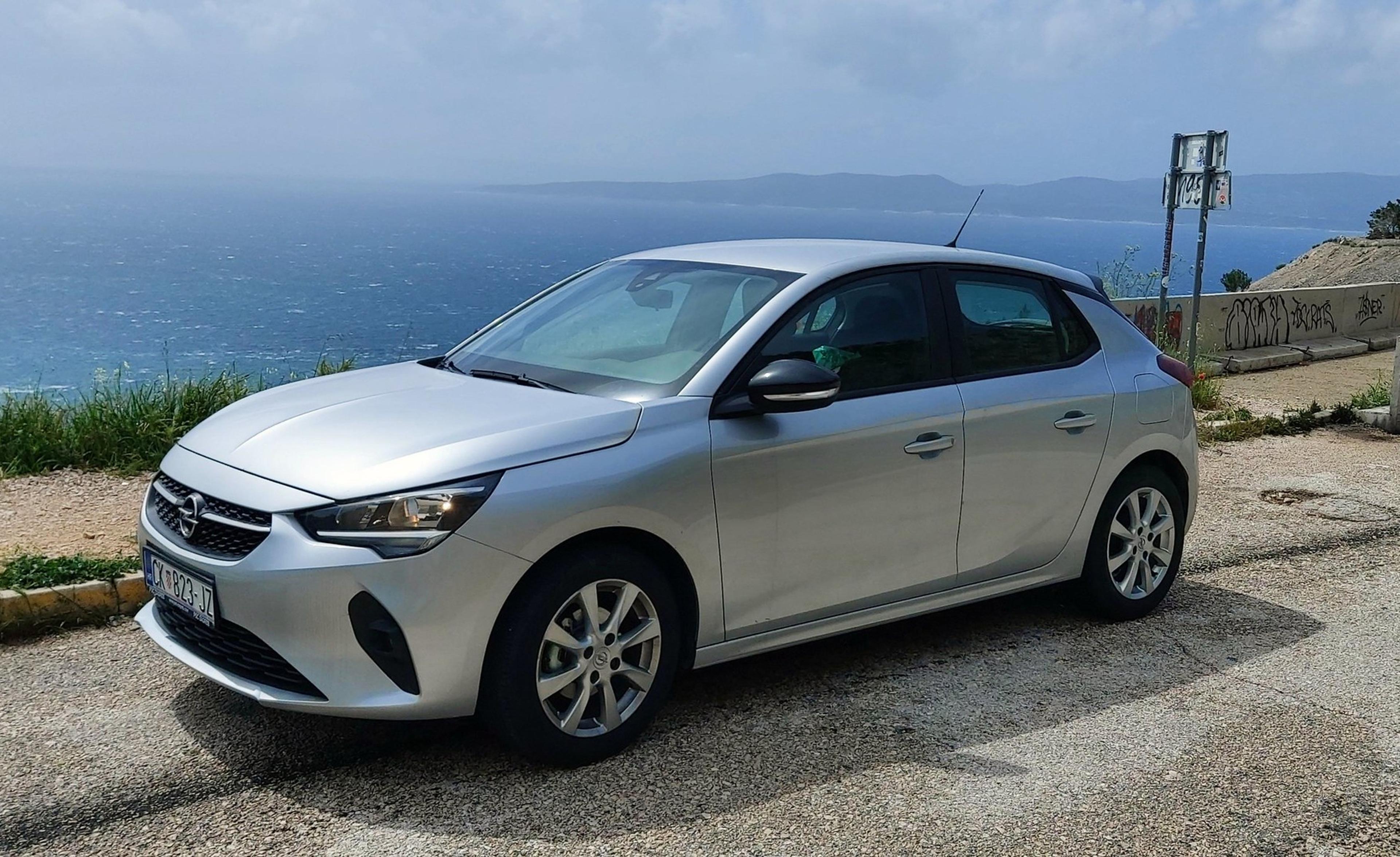 Grauer Opel Corsa am Meer