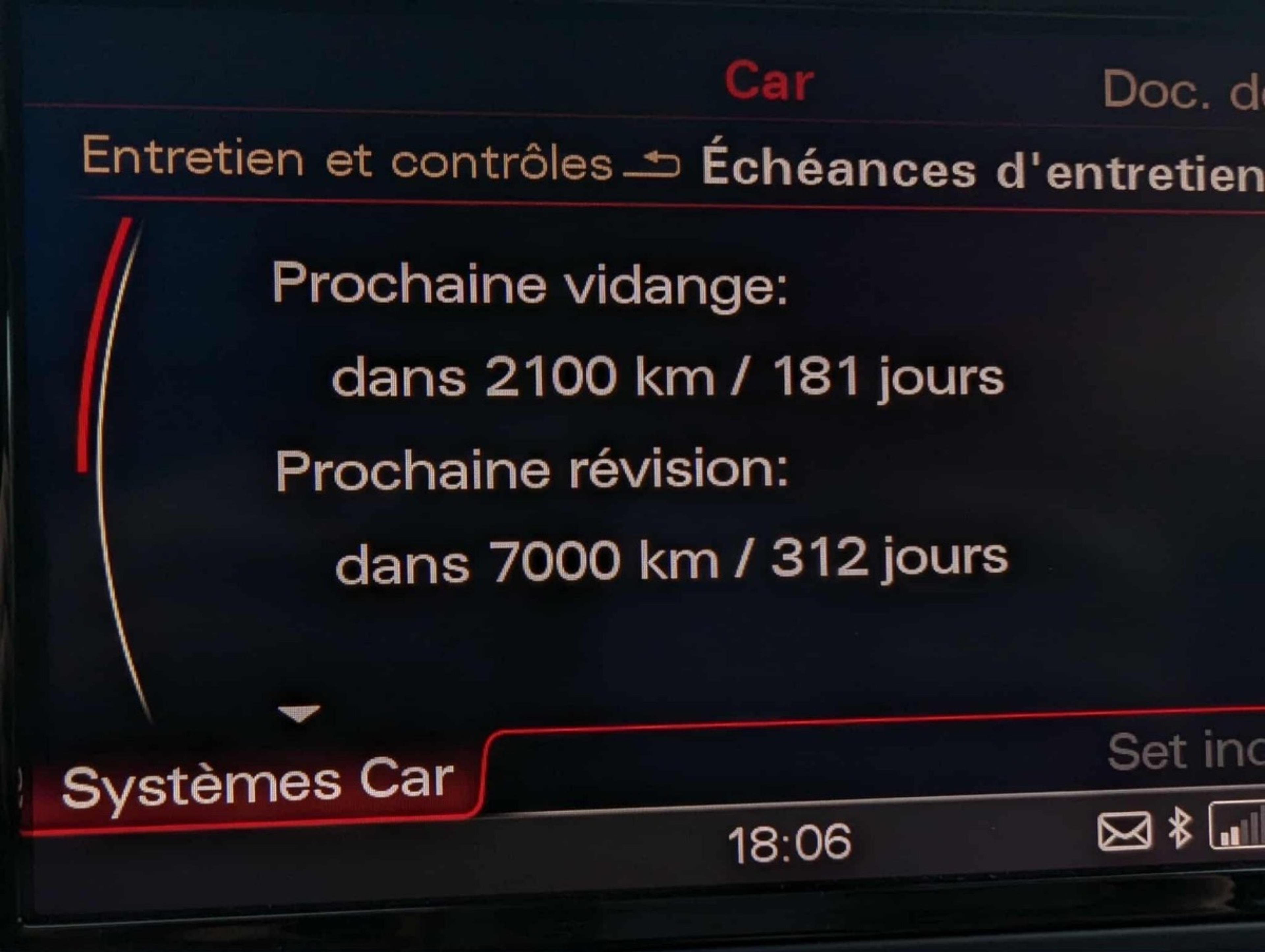 Le tableau de bord d’une voiture affiche la distance restante avant que le voyant d’entretien ne s’allume.