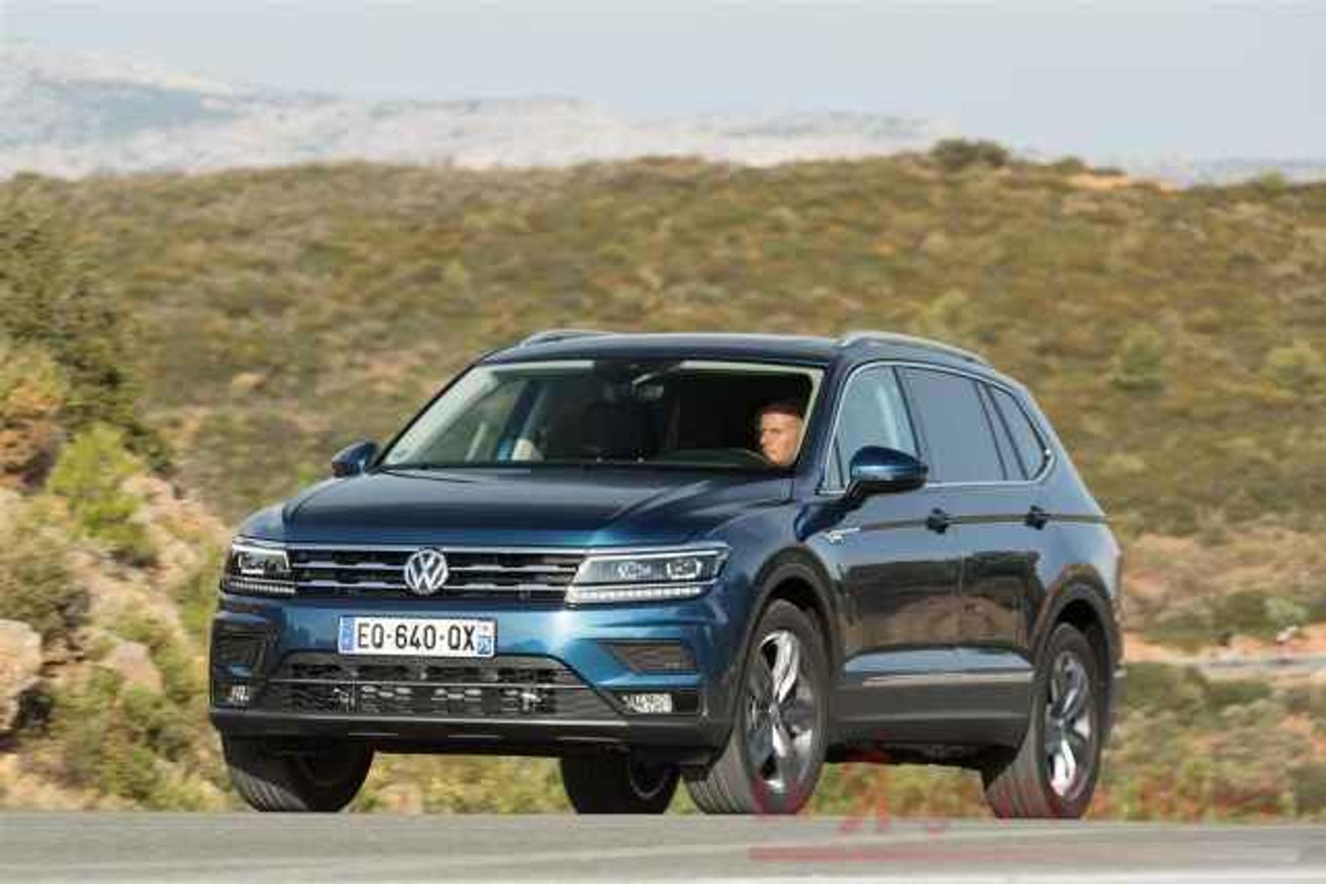 Niebieski Volkswagen Tiguan Allspace