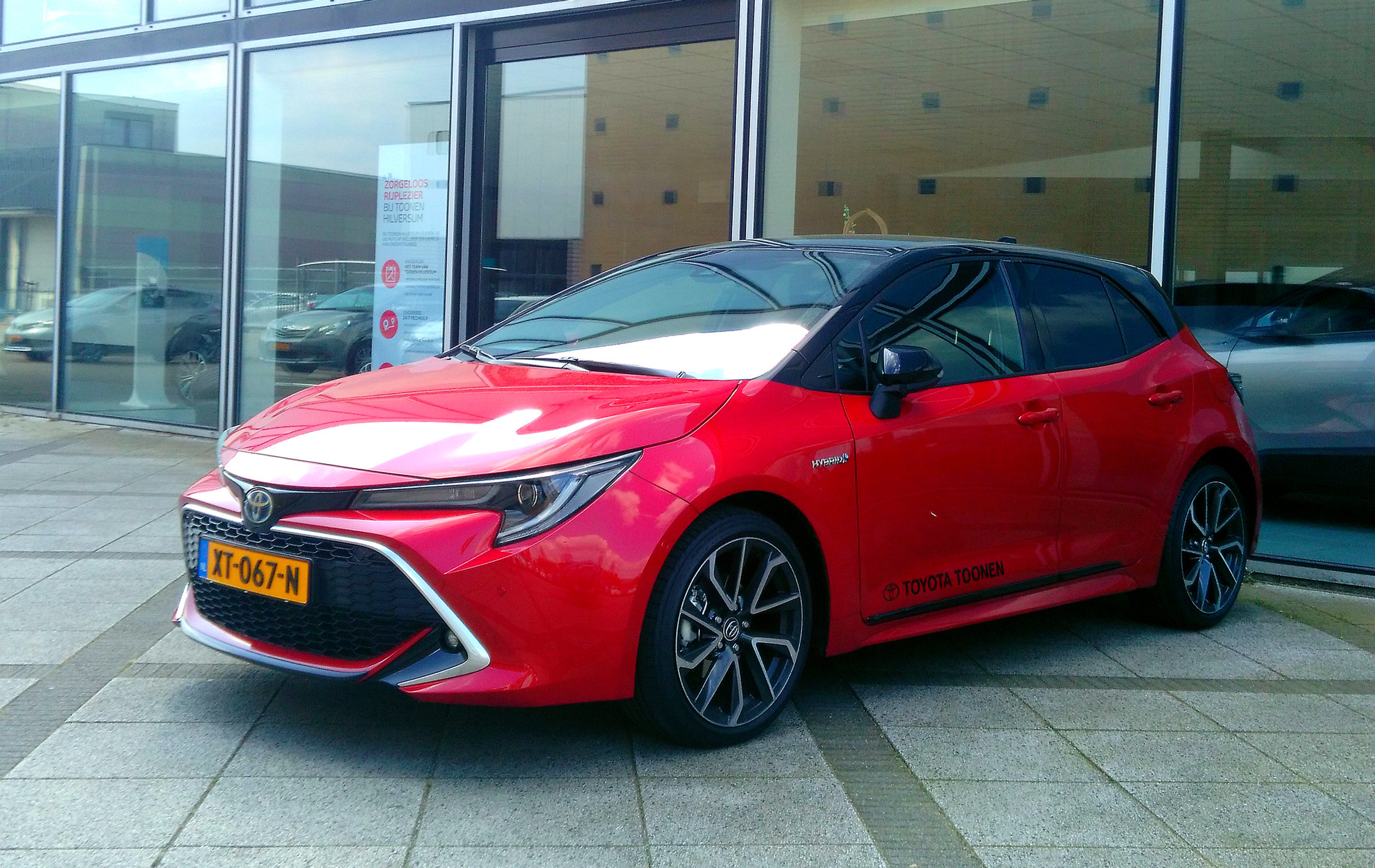 O Toyota Corolla Hybrid roșie