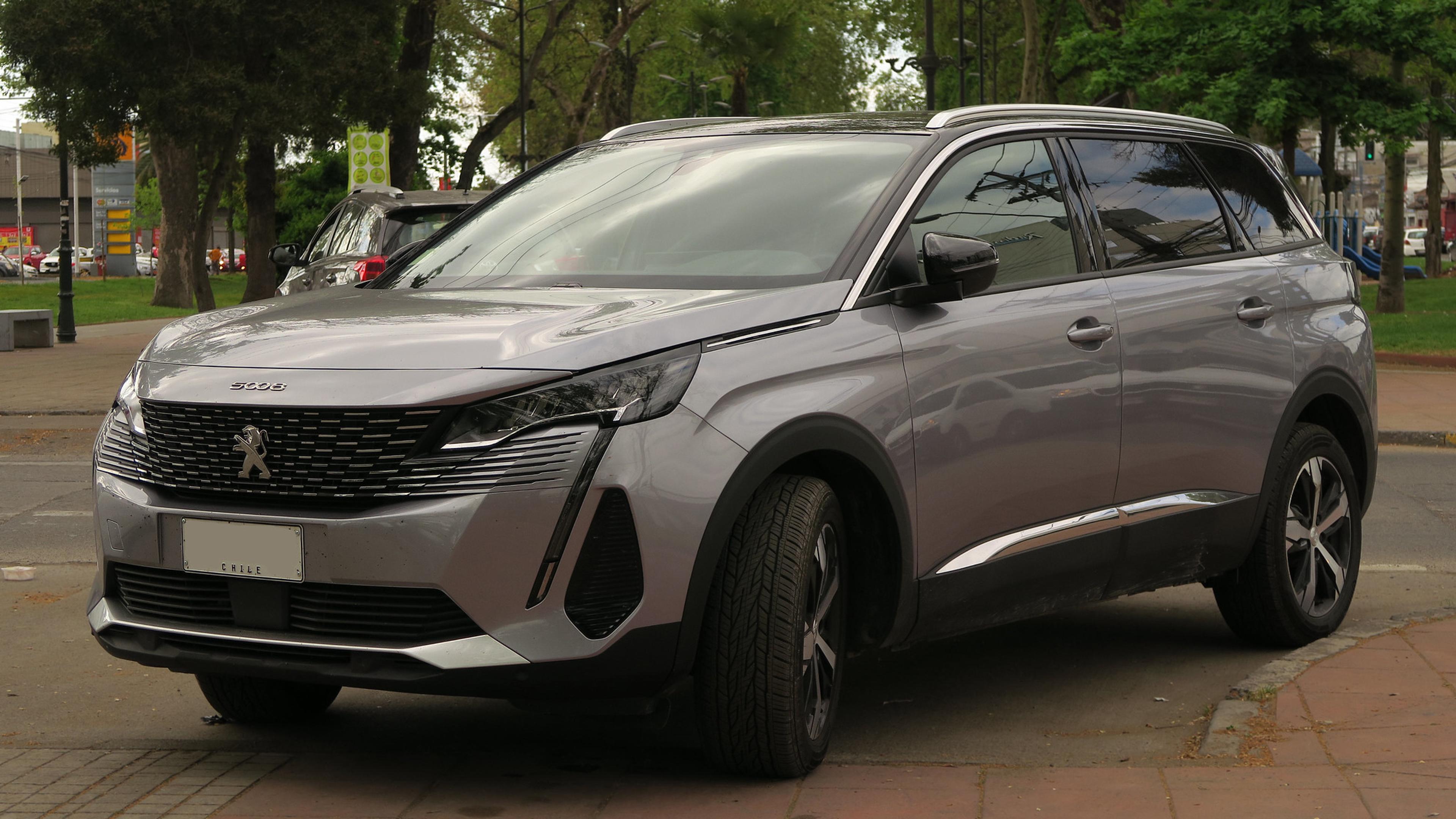 Szary Peugeot 5008