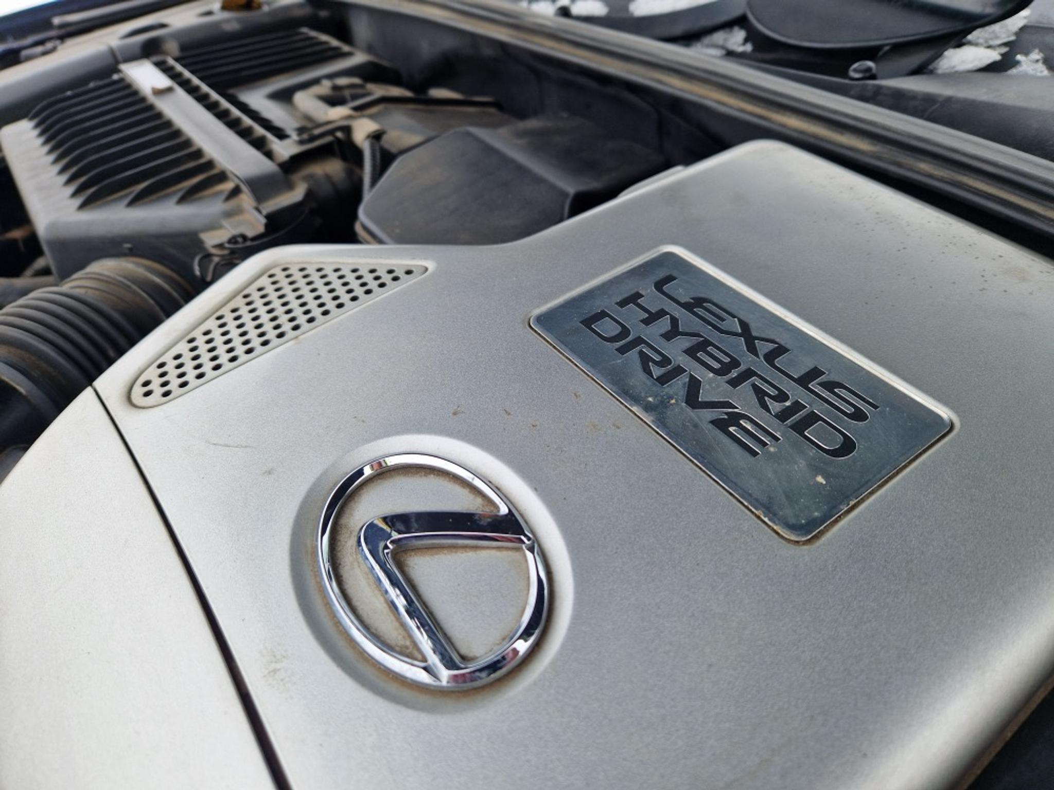 Kunststoffabdeckung des Lexus Hybrid Drive Systems im Motorraum