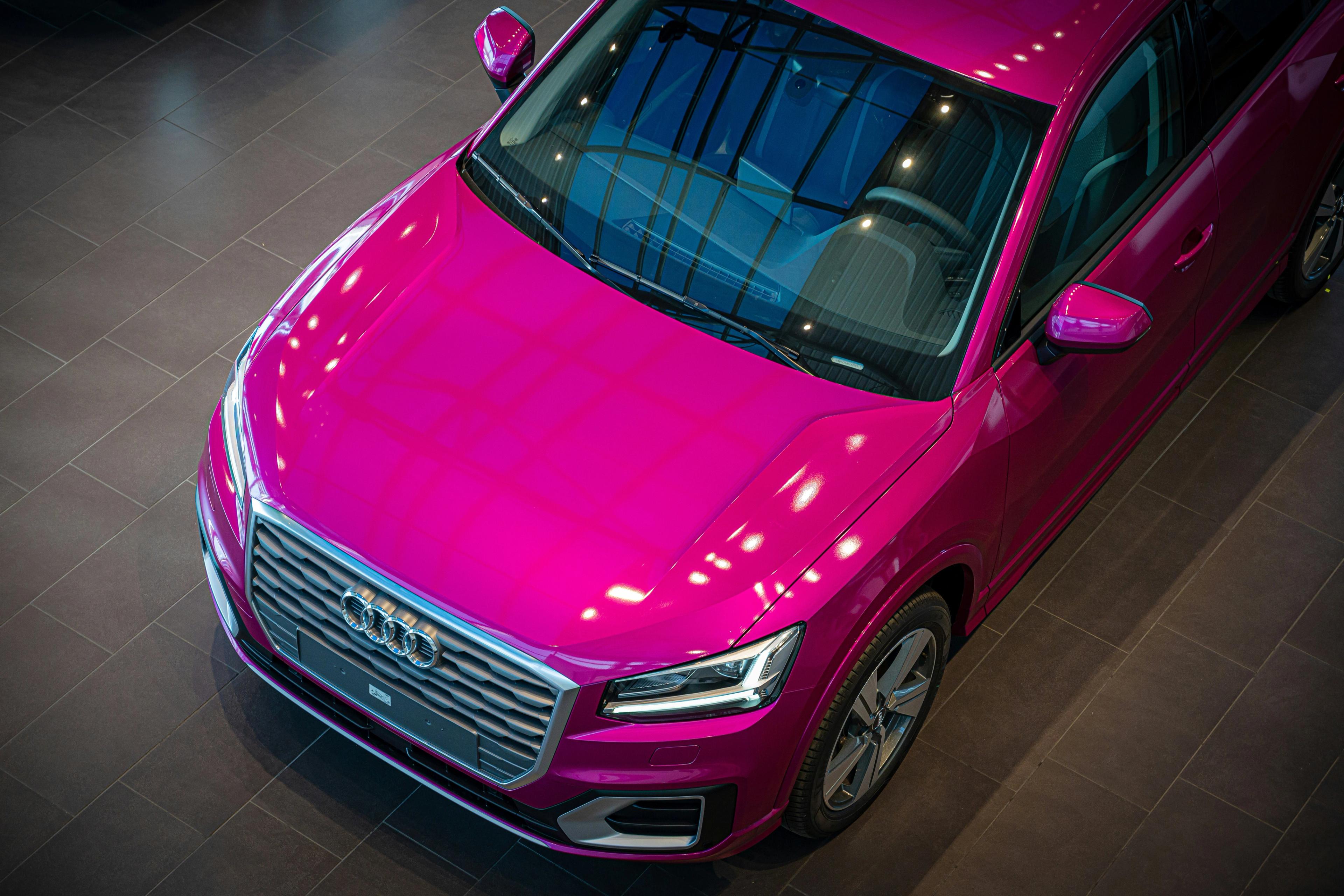 Ein pinker Audi Q2
