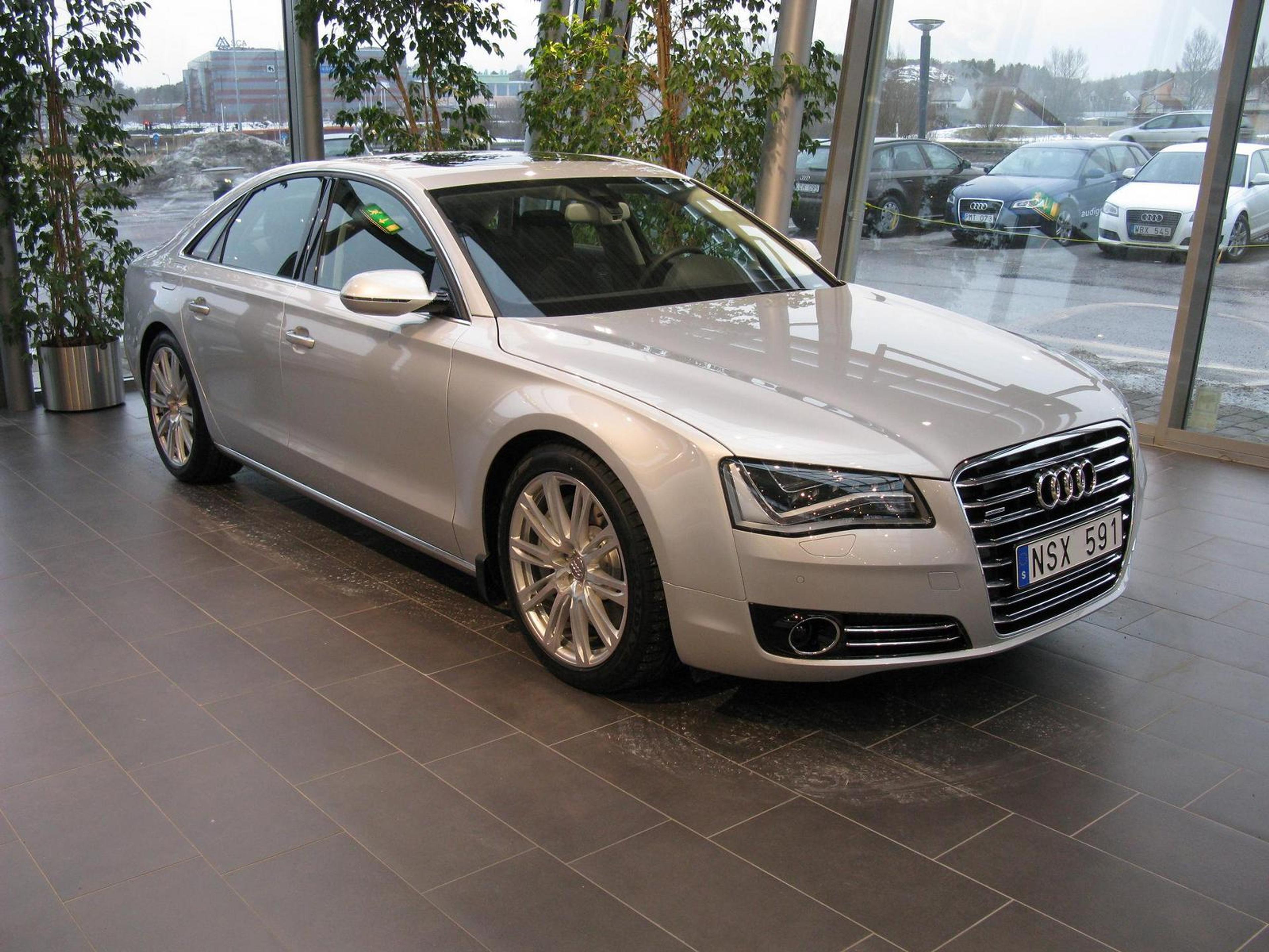 Audi A8 (D4)