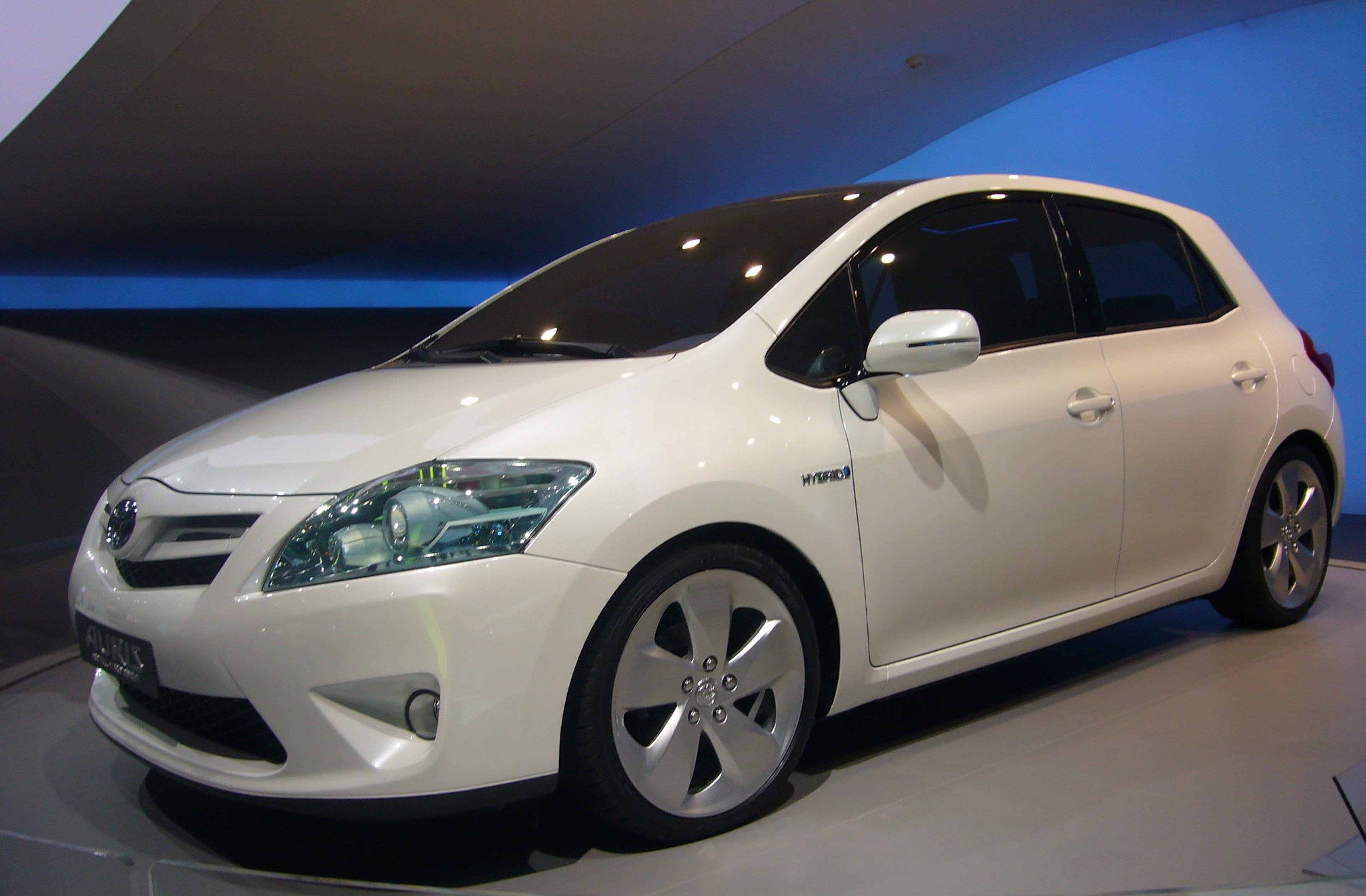 Un Toyota Auris alb într-un showroom