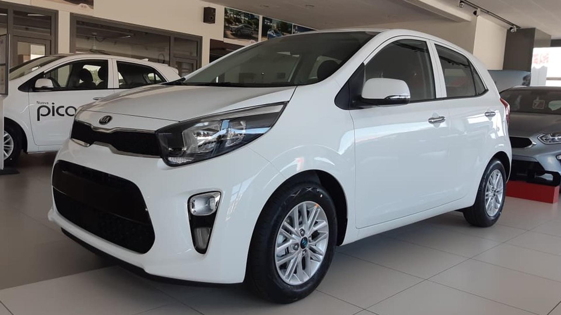 Ein weißer Kia Picanto in einem Autohaus