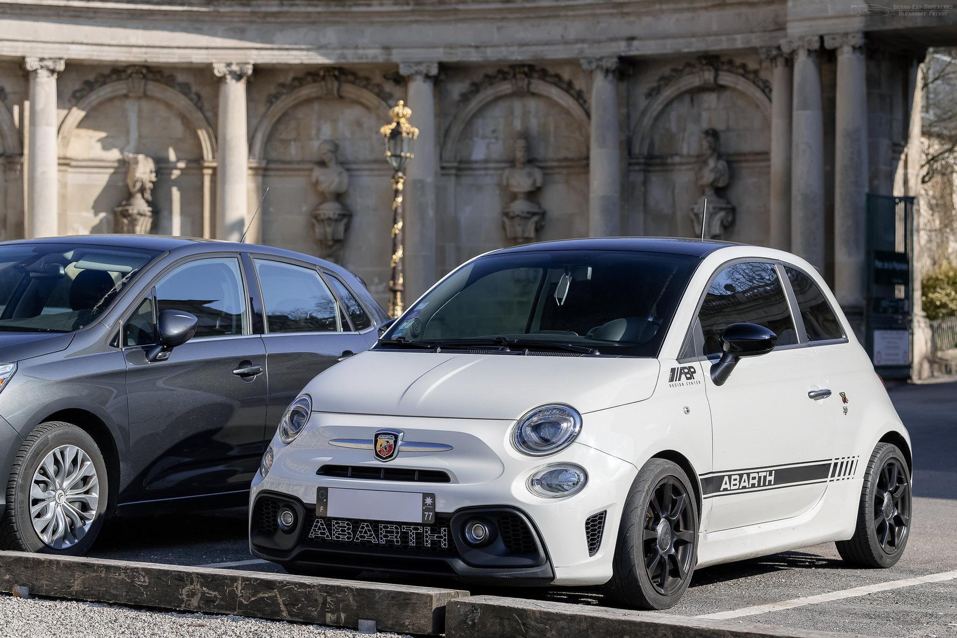 Weißer Abarth 595 auf dem Parkplatz