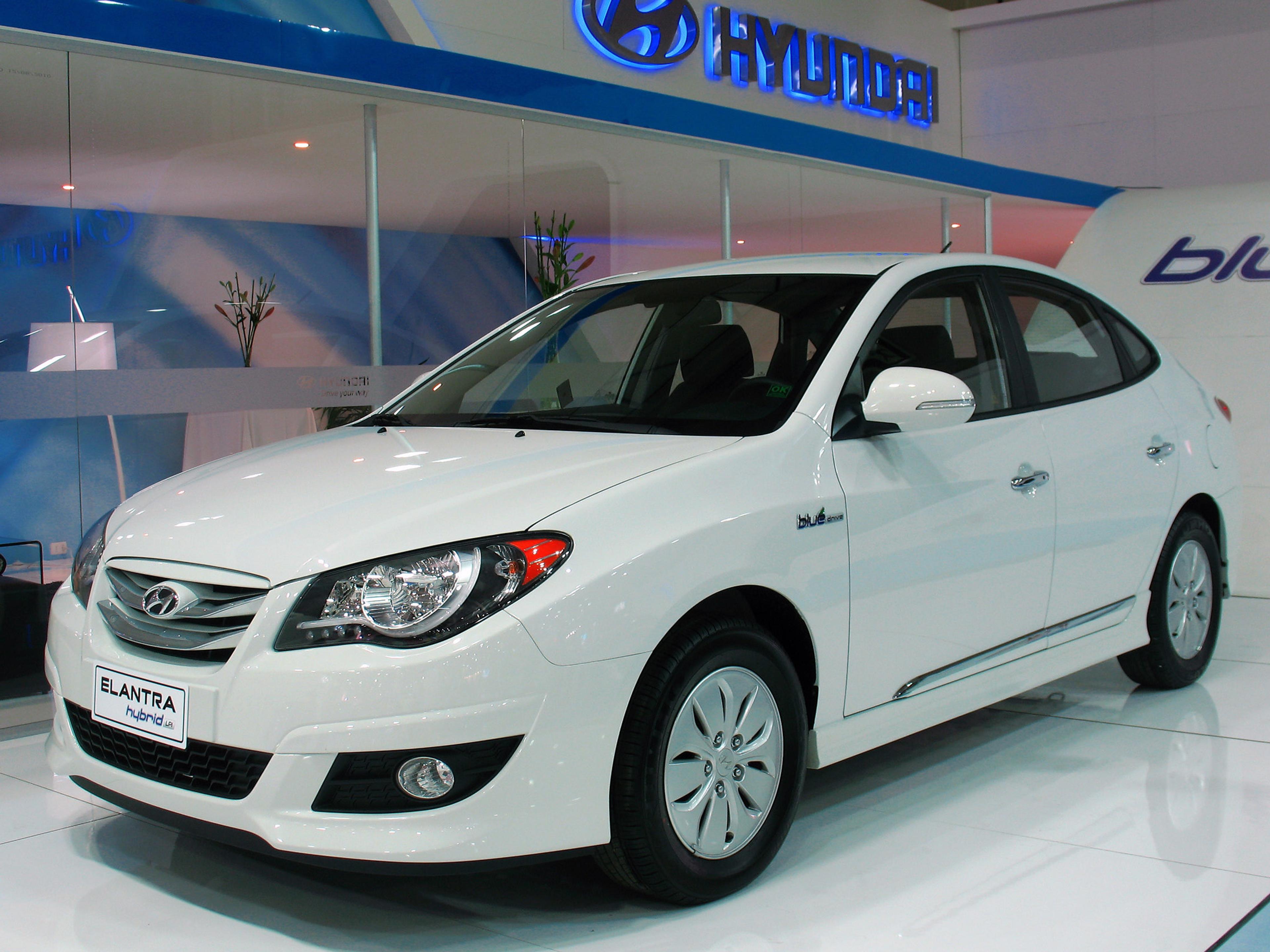 Un Hyundai Elantra Hybrid alb într-un showroom auto