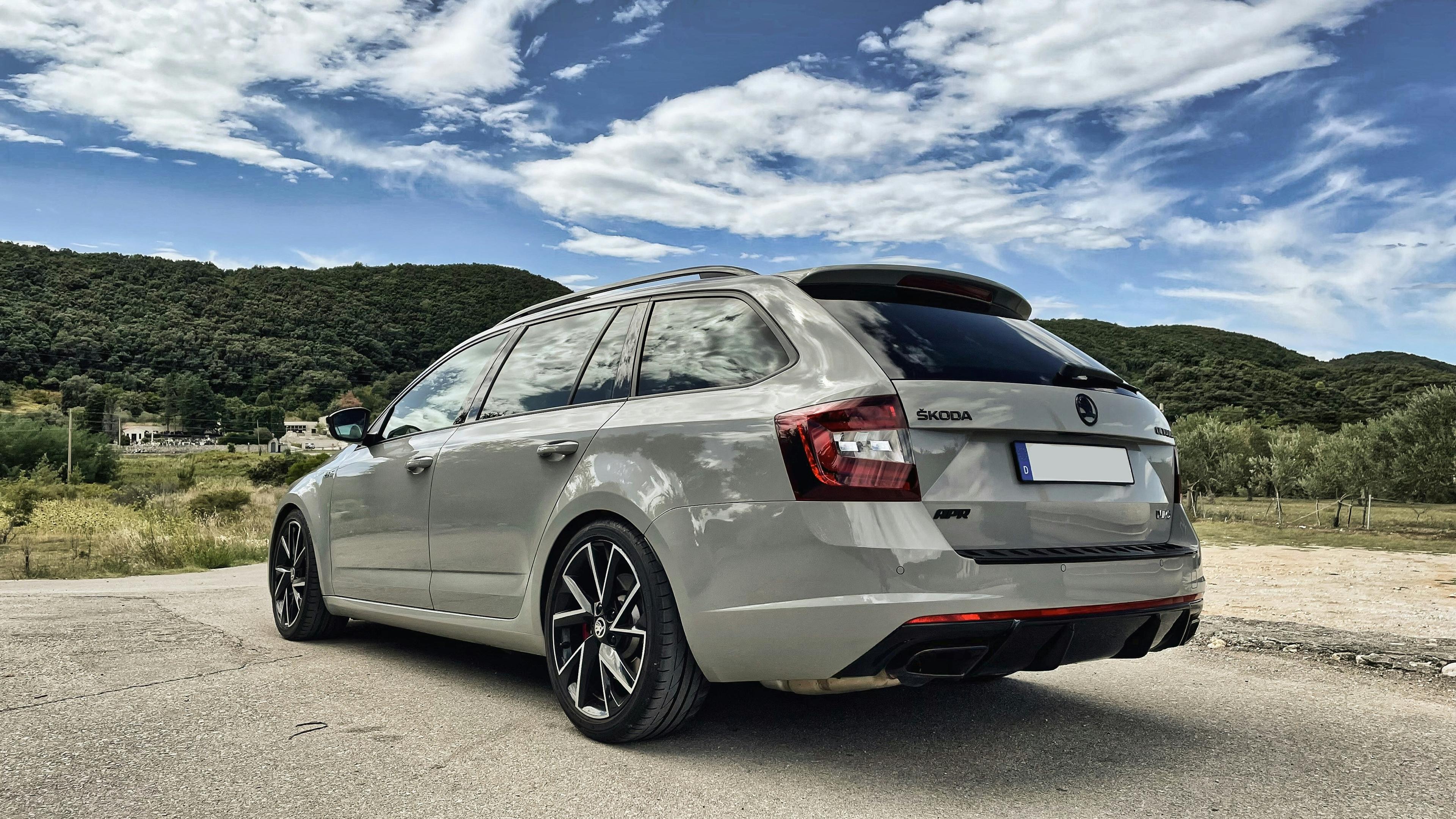 Ein grauer Skoda Octavia, der im Freien geparkt ist