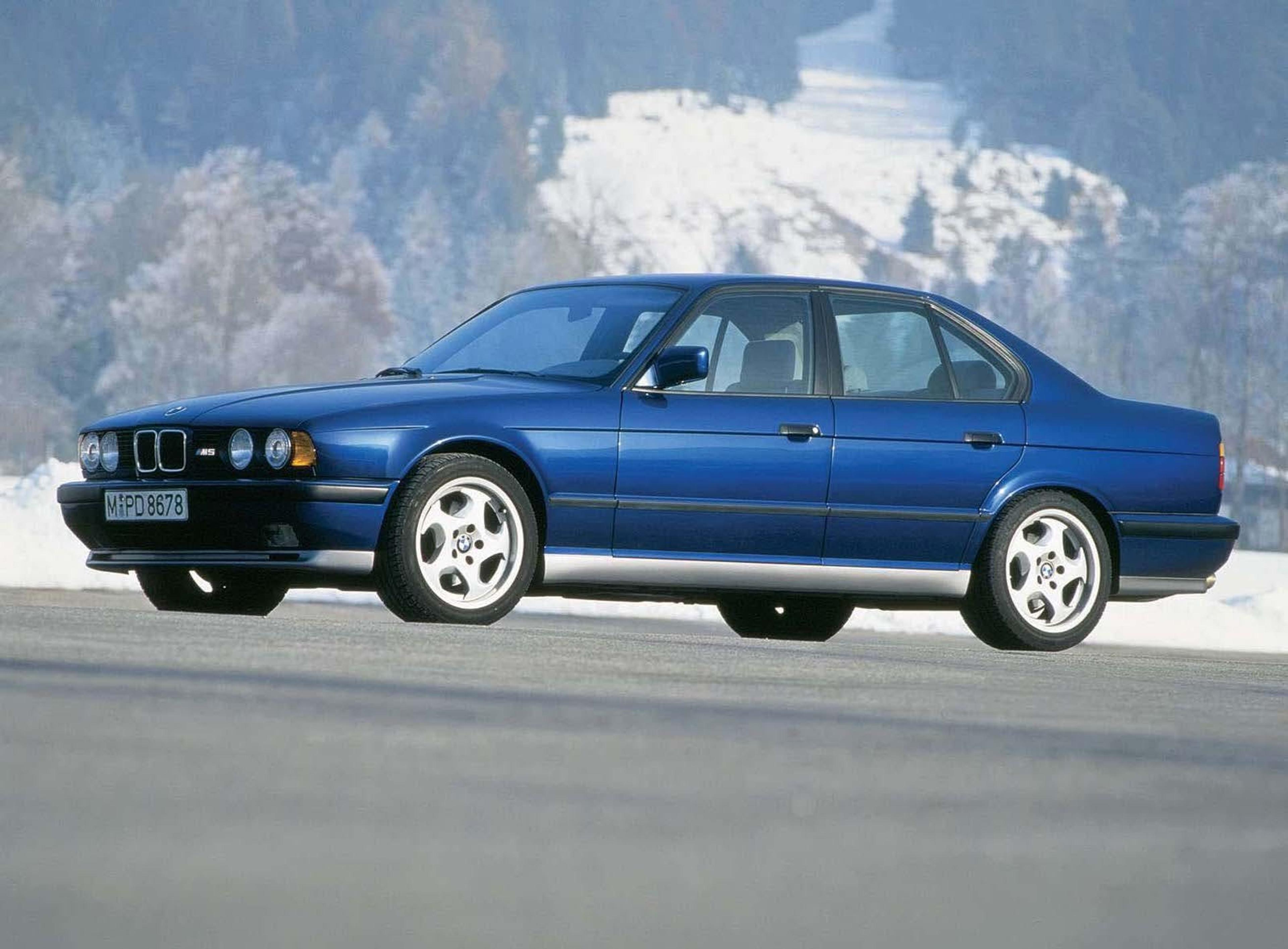 ciemnoniebieskie BMW M5