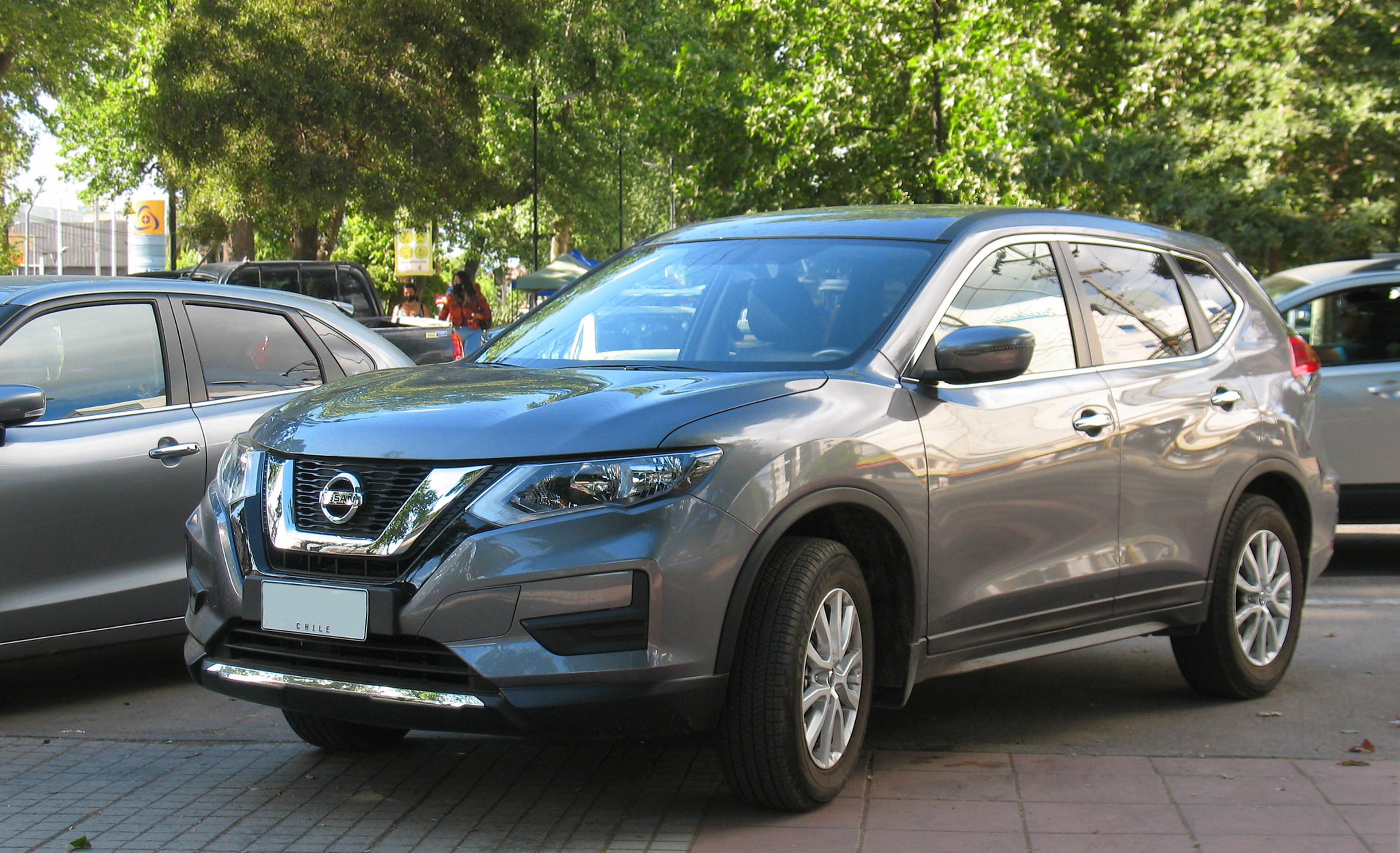 Szary Nissan X-Trail