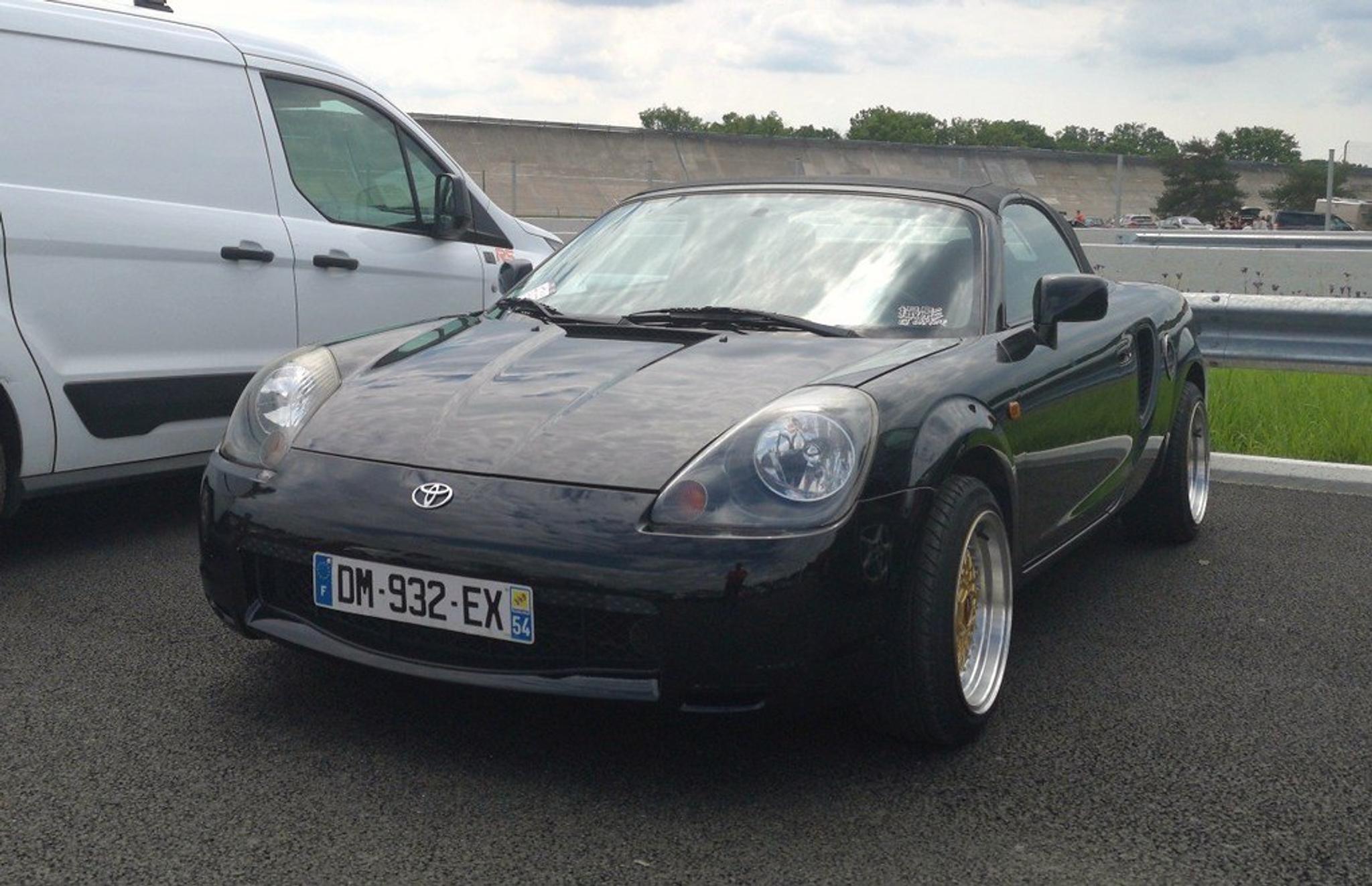 Black Toyota MR2 1.8-liter