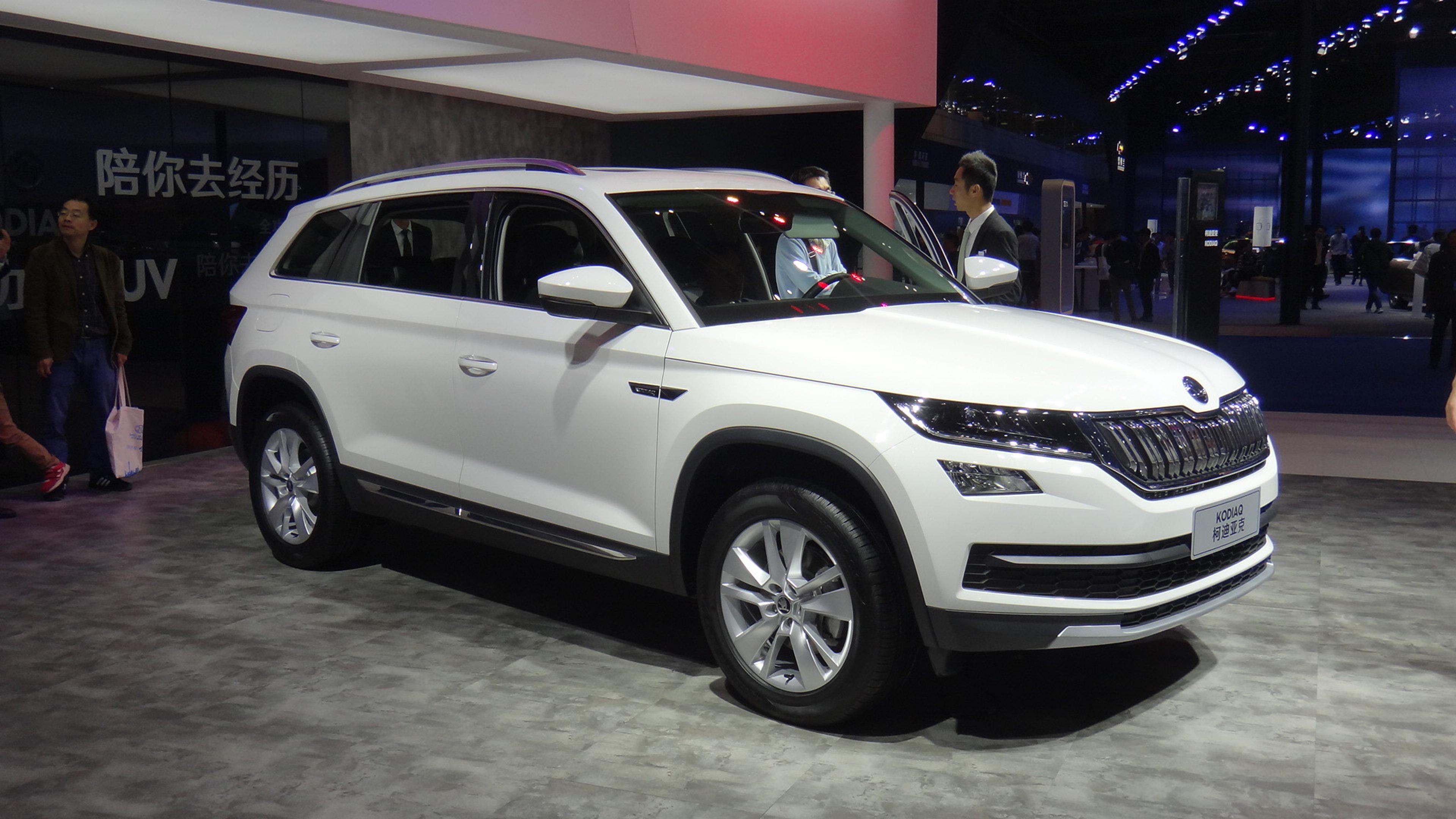 A white Škoda Kodiaq  
