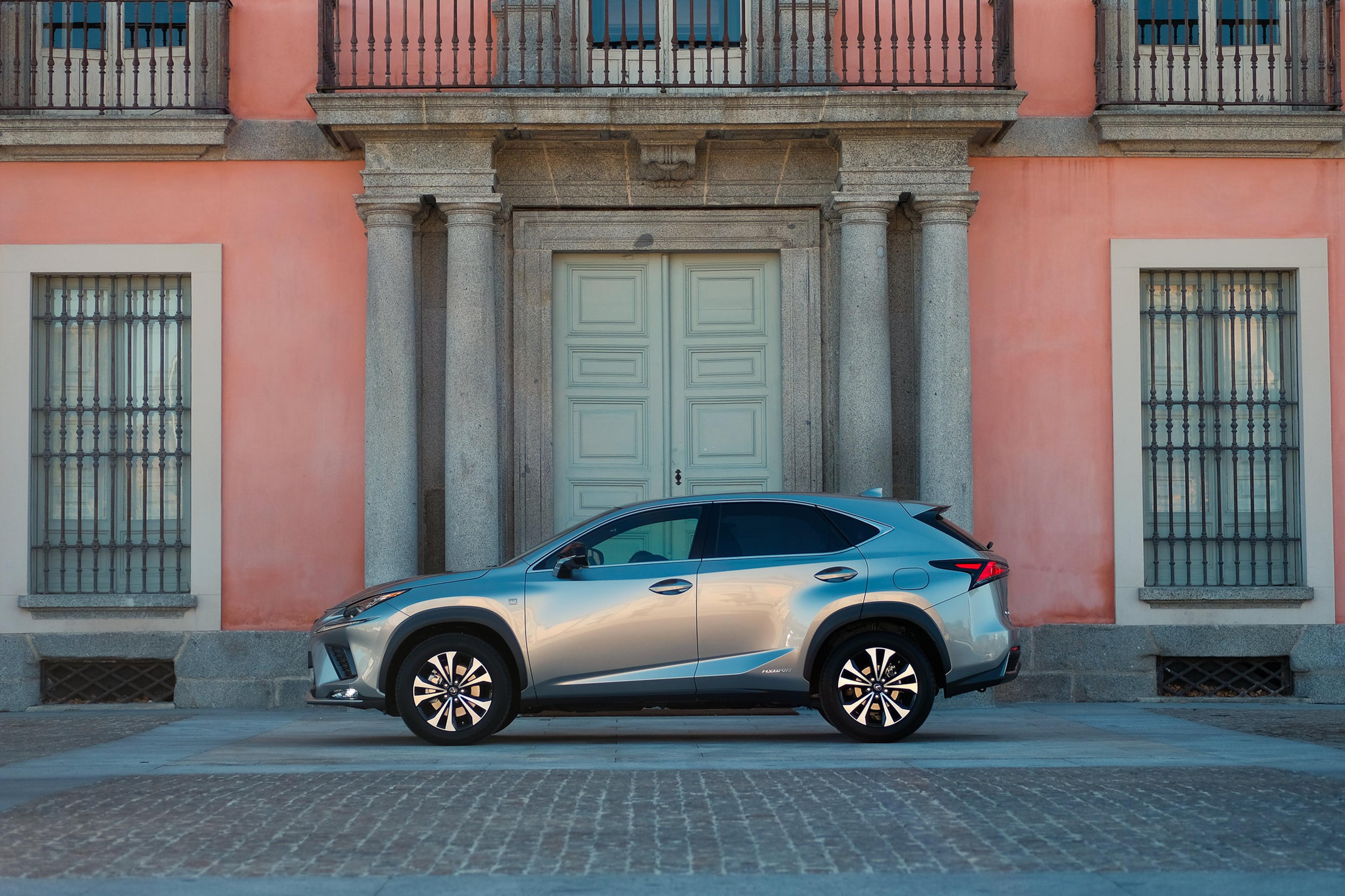 Un Lexus NX gri