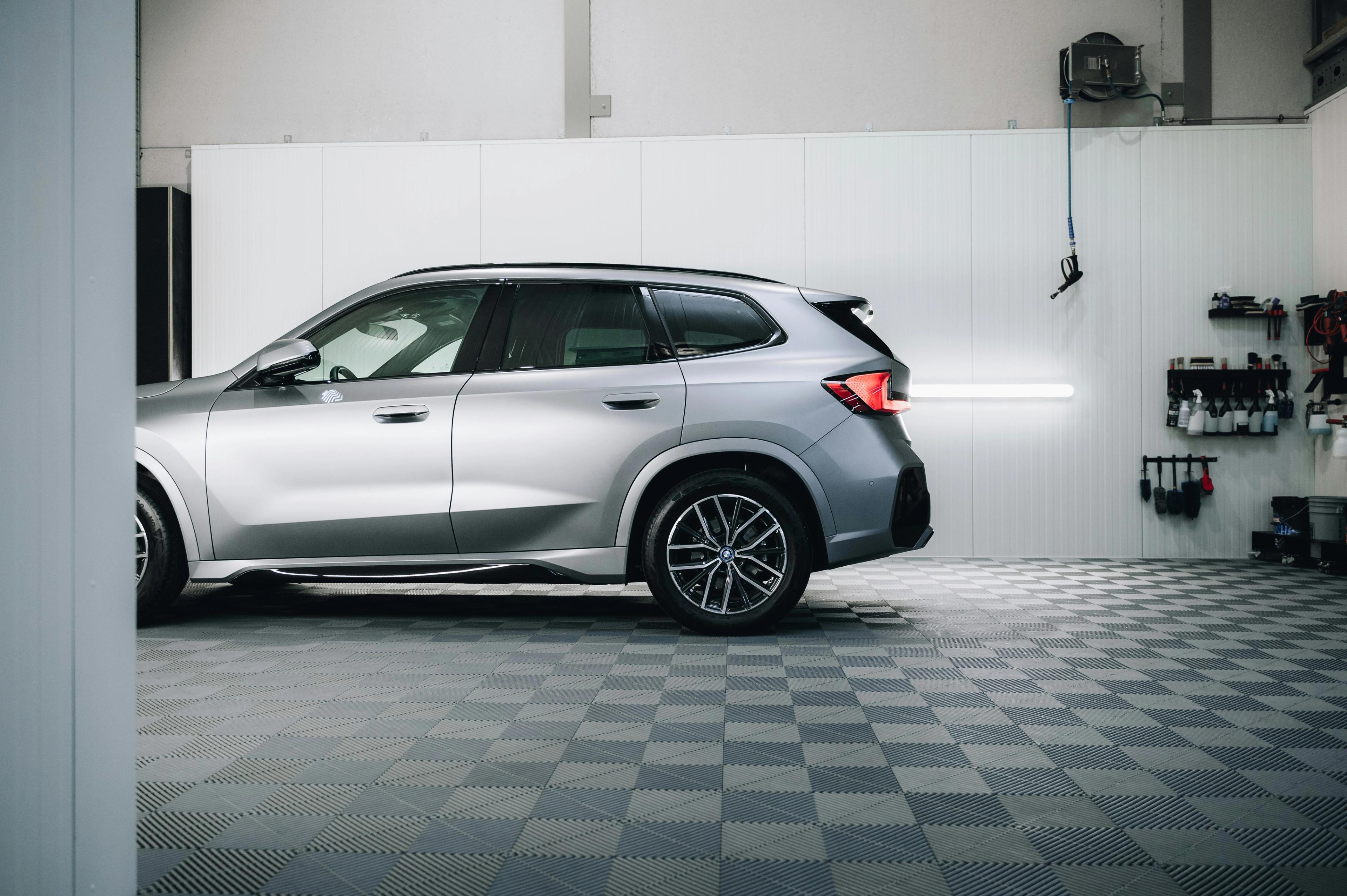 Ein silberner BMW X1