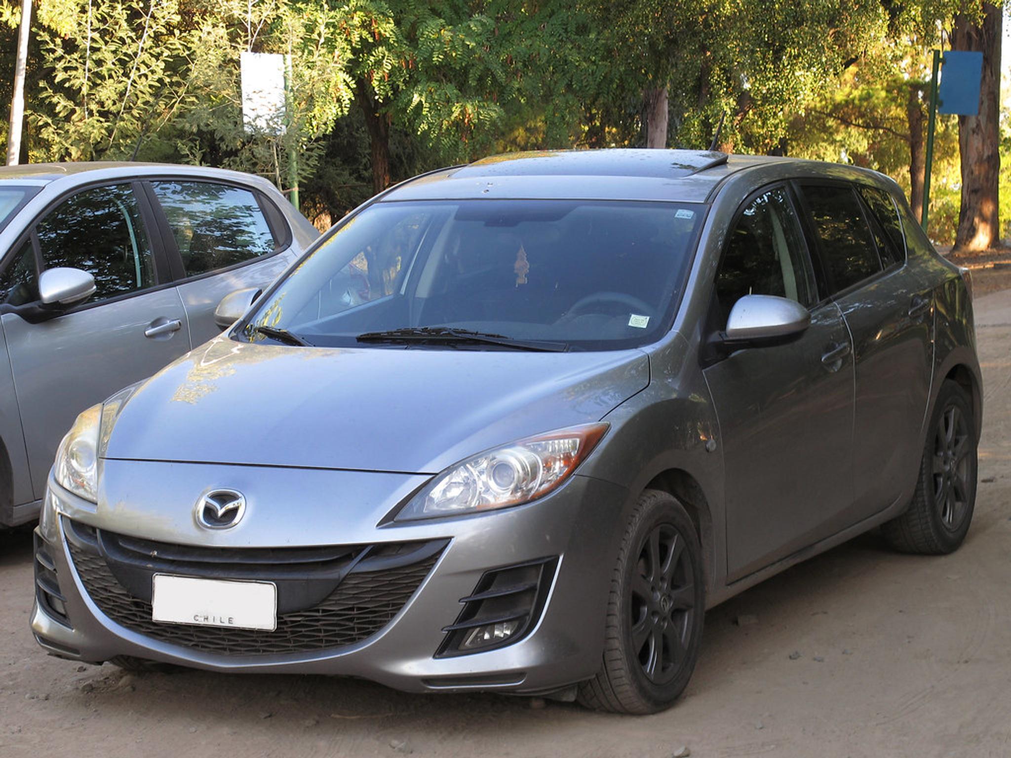 mașină argintie într-o parcare