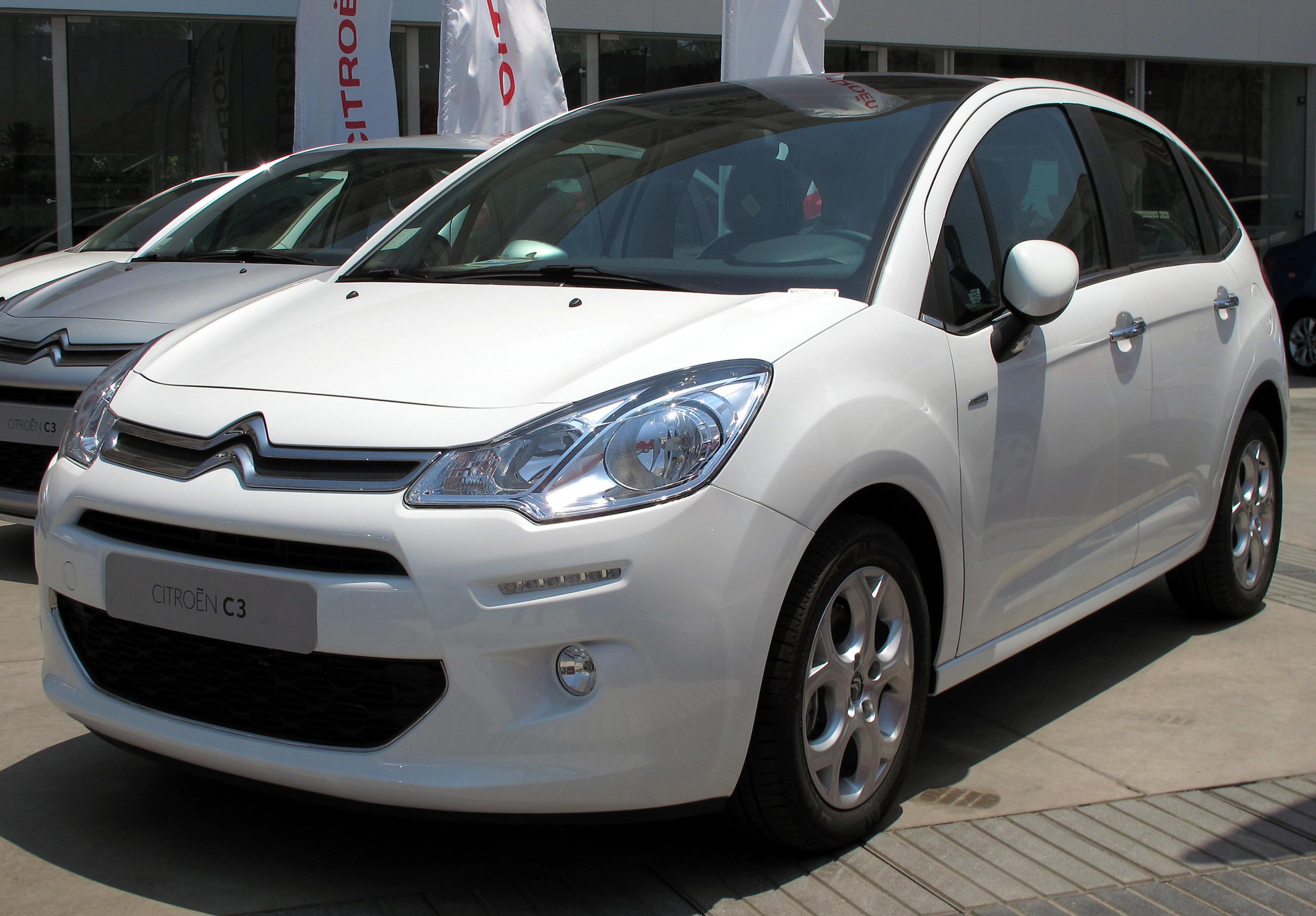 Ein weißer Citroën C3 auf einem Parkplatz