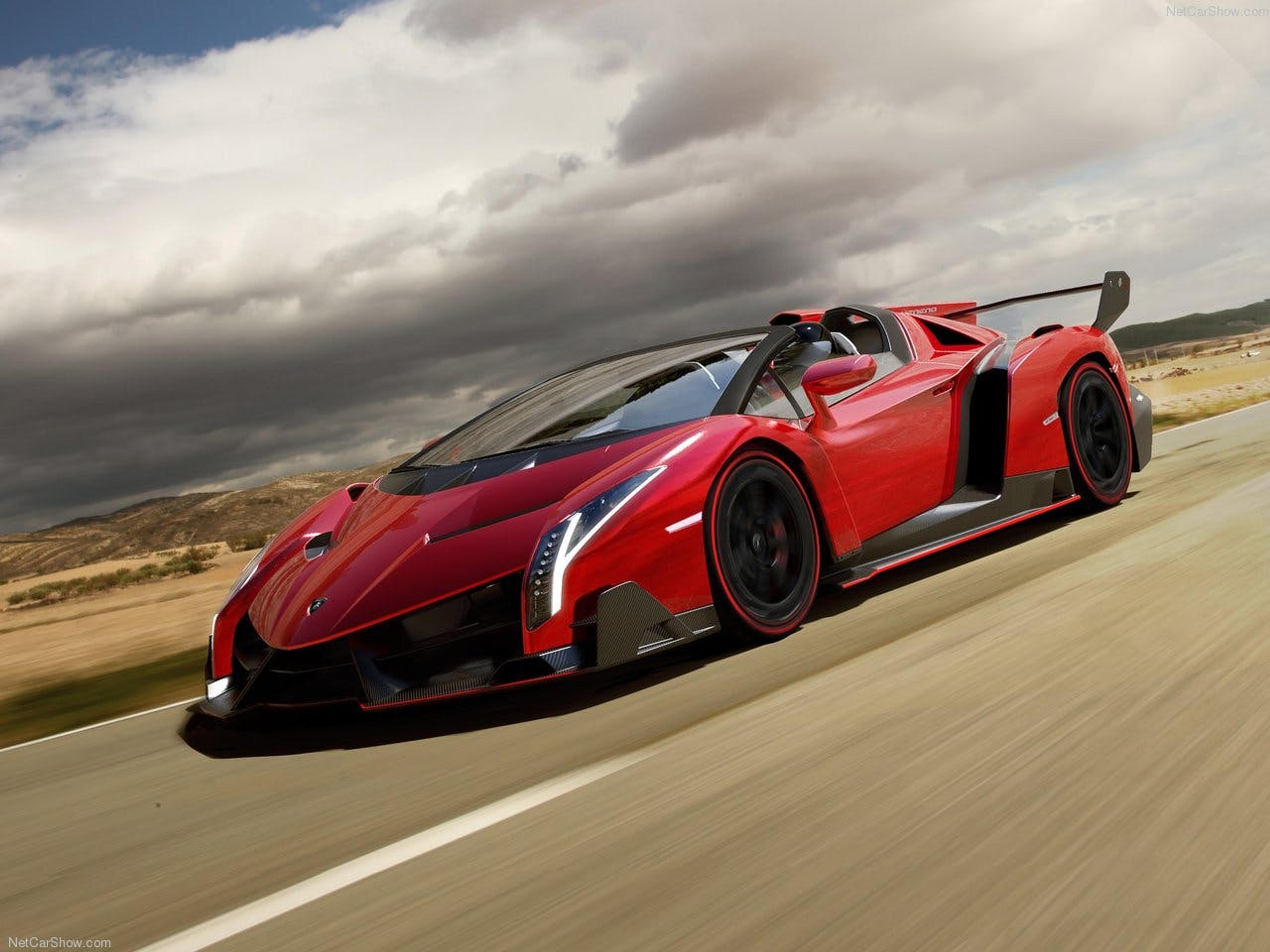Lamborghini Veneno roșu pe drum
