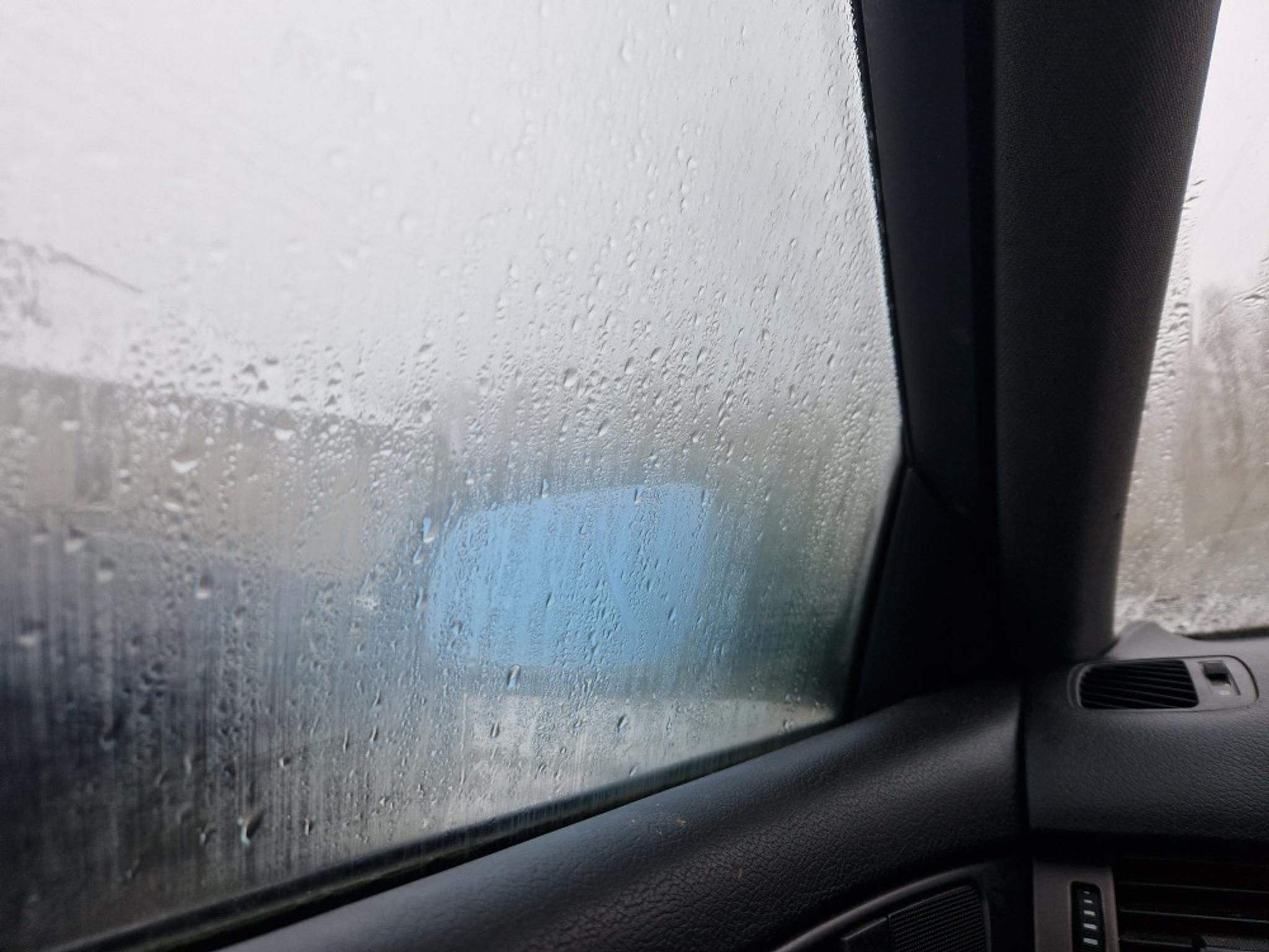 Un geam aburit cu picături de apă pe exterior