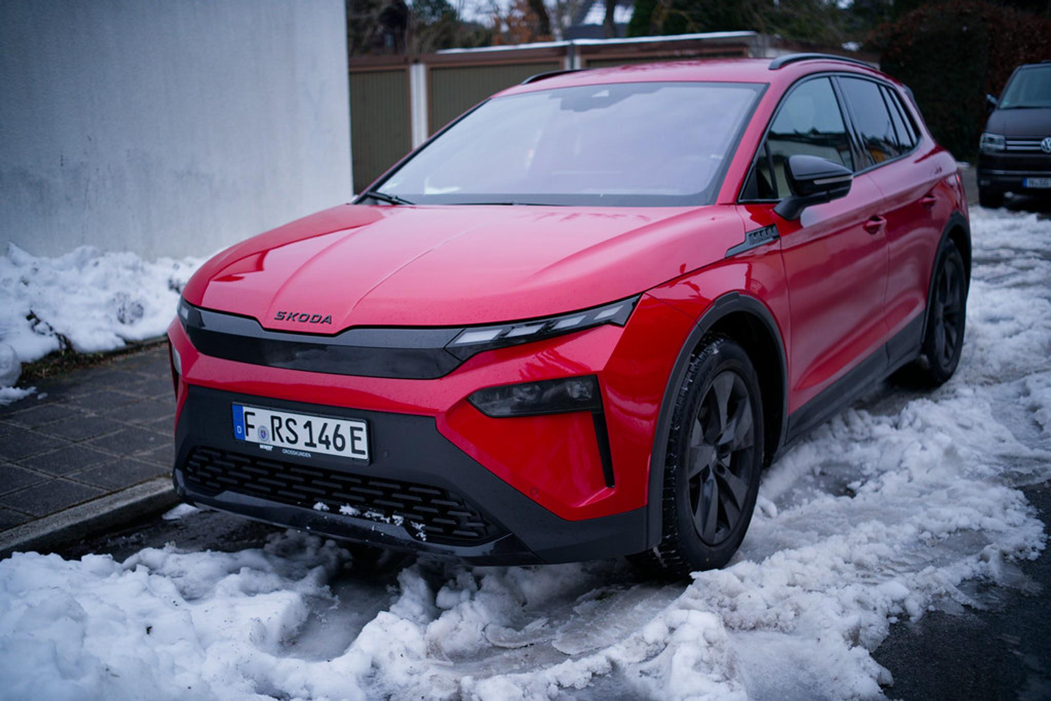 Roter Škoda Elroq im Schnee geparkt