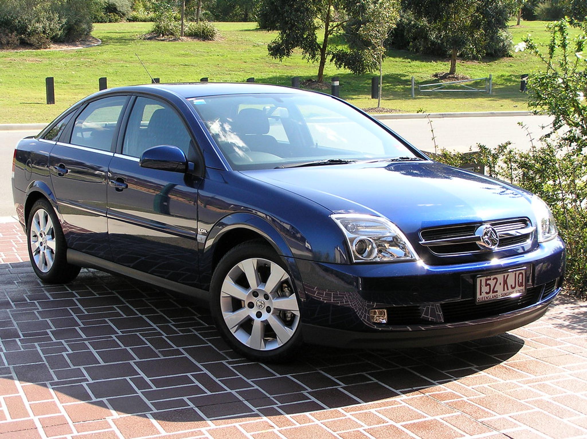 Blue Vauxhall/Opel Vectra 2.2 saloon