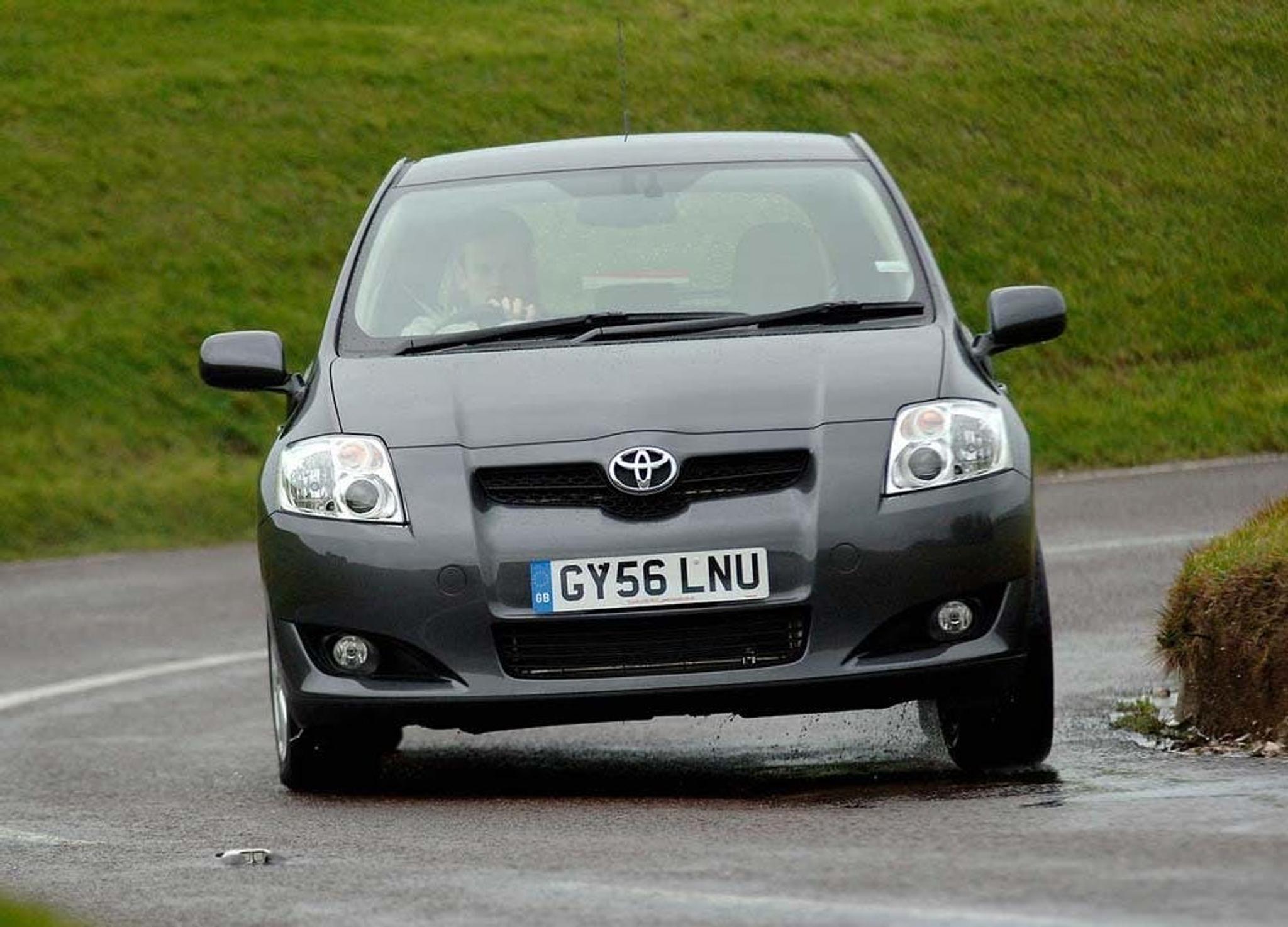 Szara Toyota Auris z numerem brytyjskim