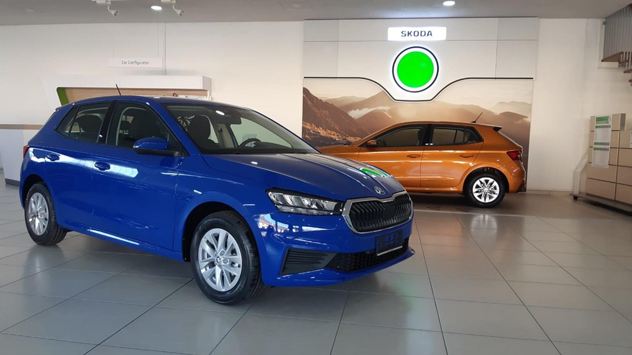 Blauer Skoda Fabia in einem Showroom