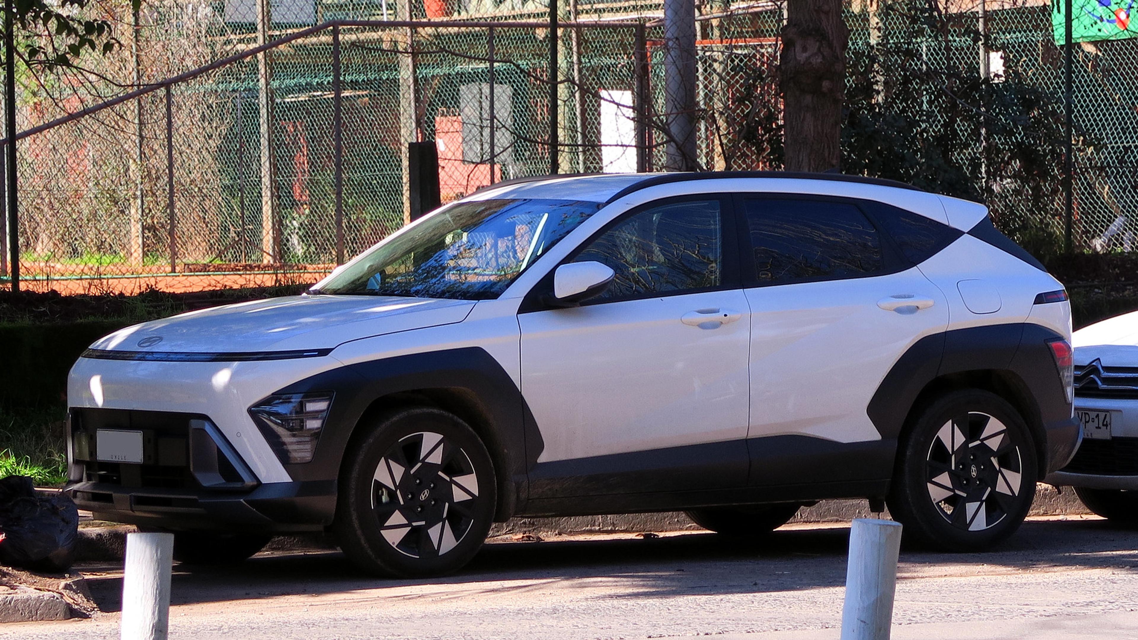 A white Hyundai Kona hybrid
