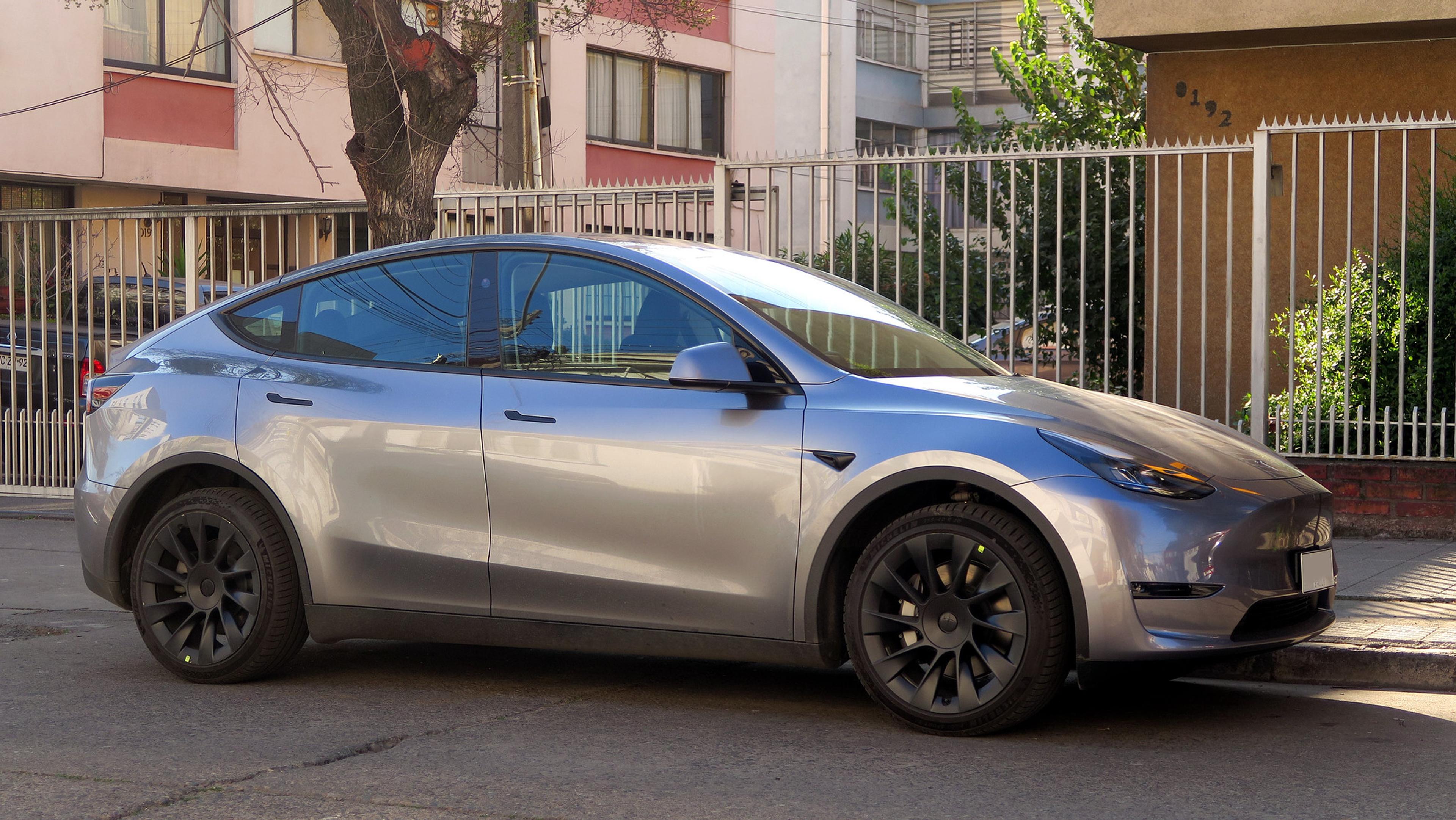 Grauer Tesla Model Y