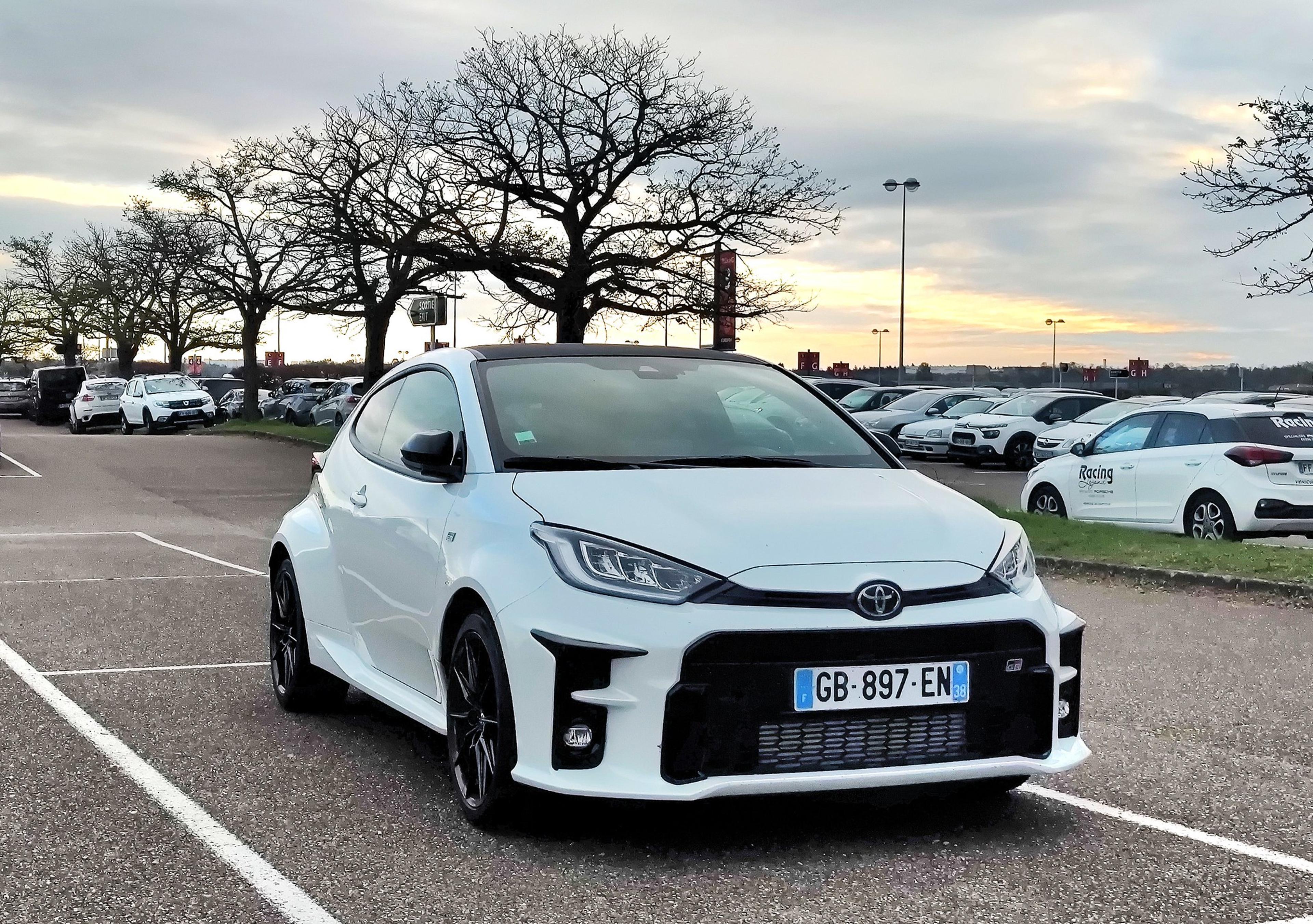Biała Toyota Yaris na parkingu