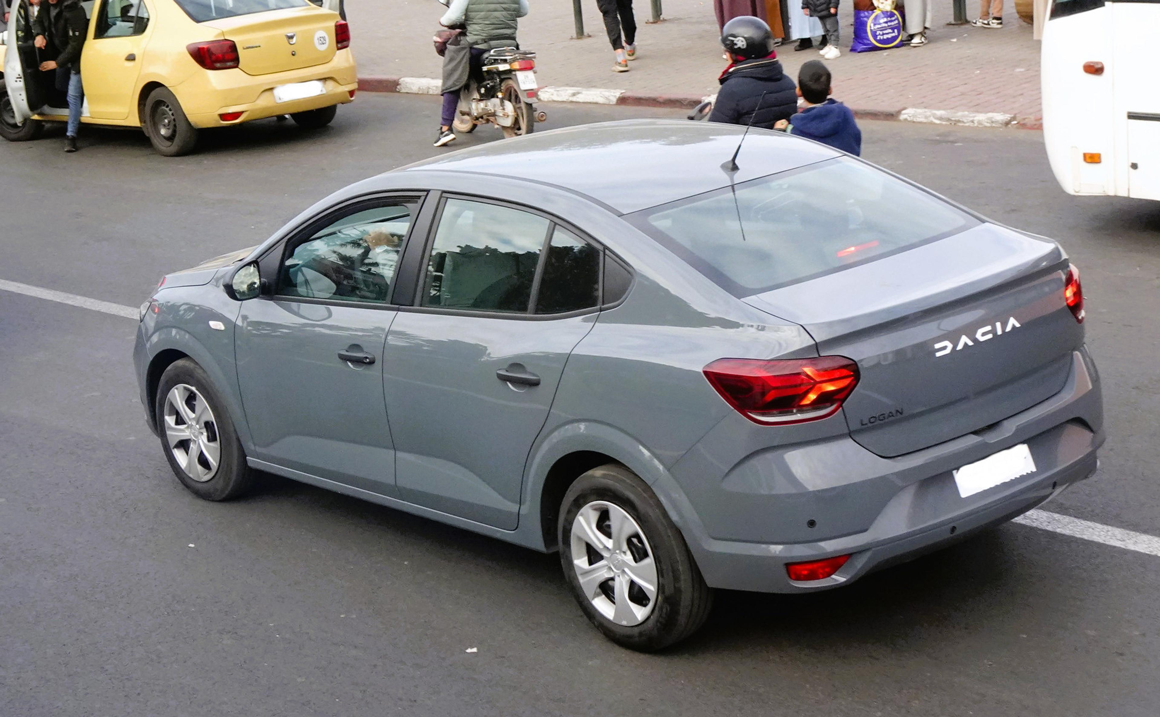 Siva Dacia Logan u saobraćaju