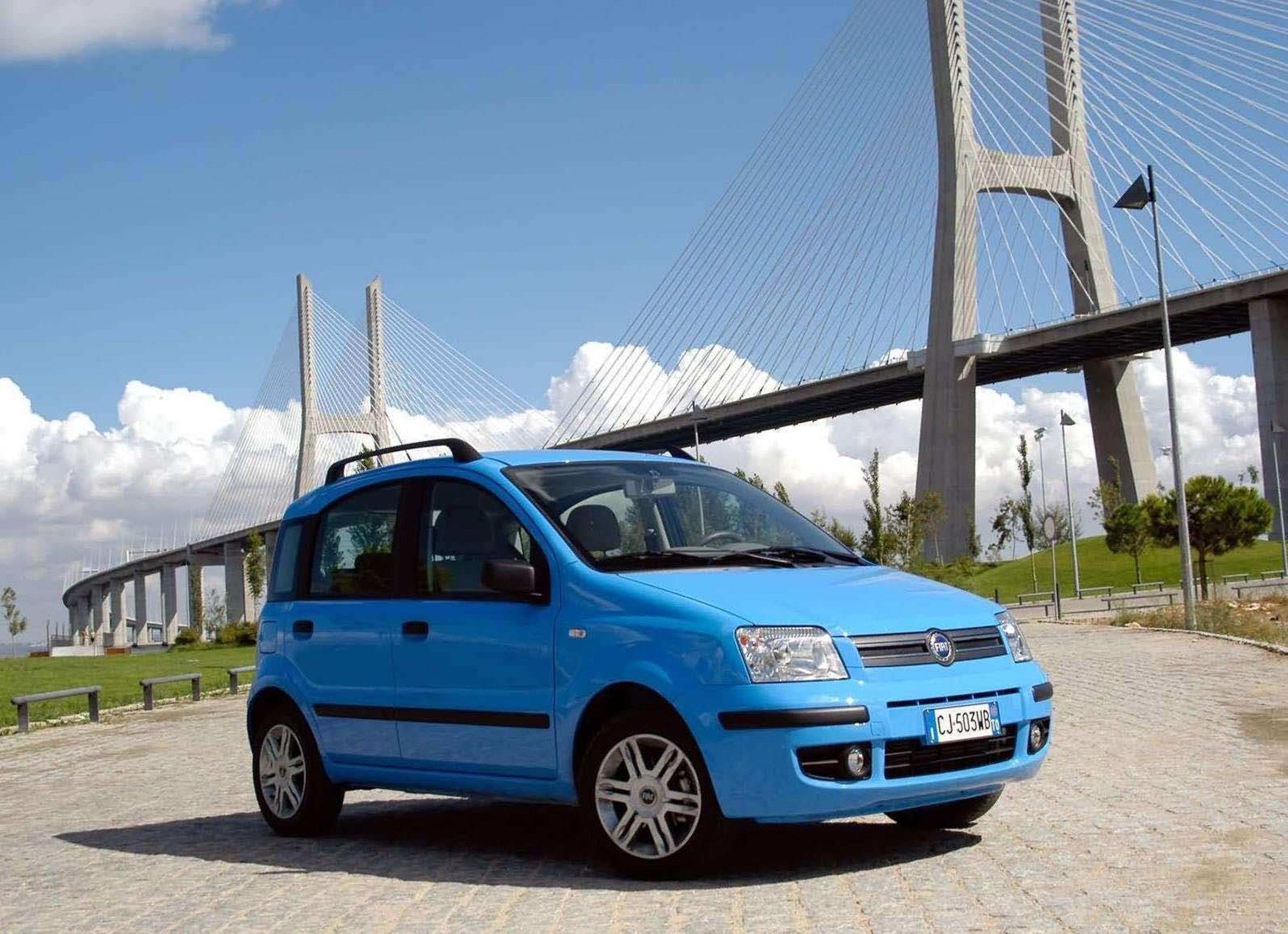 niebieski Fiat Panda II w pobliżu mostu