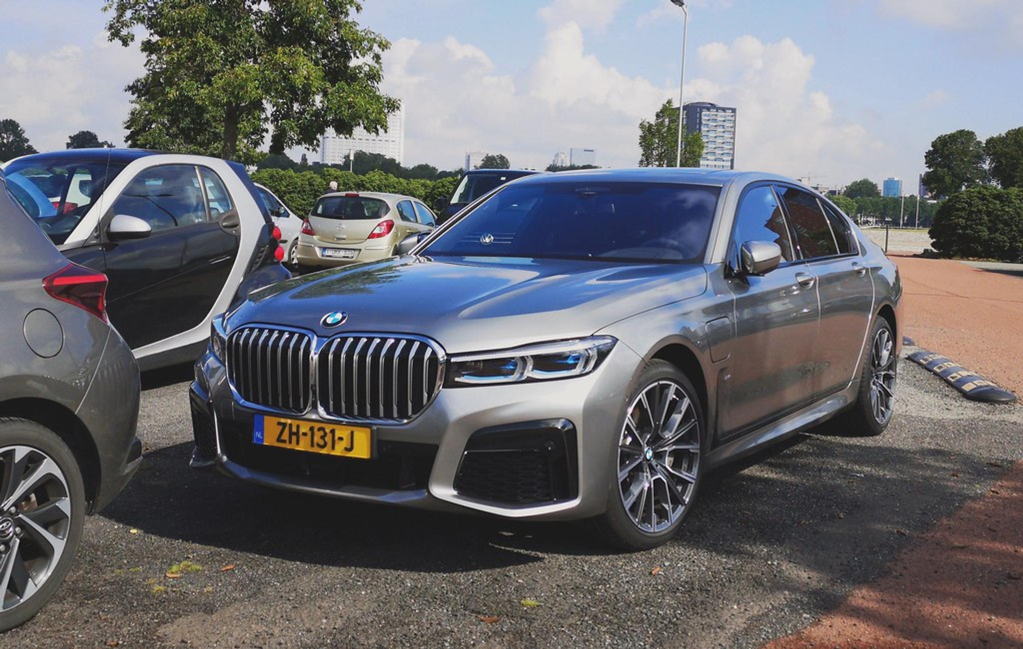 BMW 7 Series G11 in a city