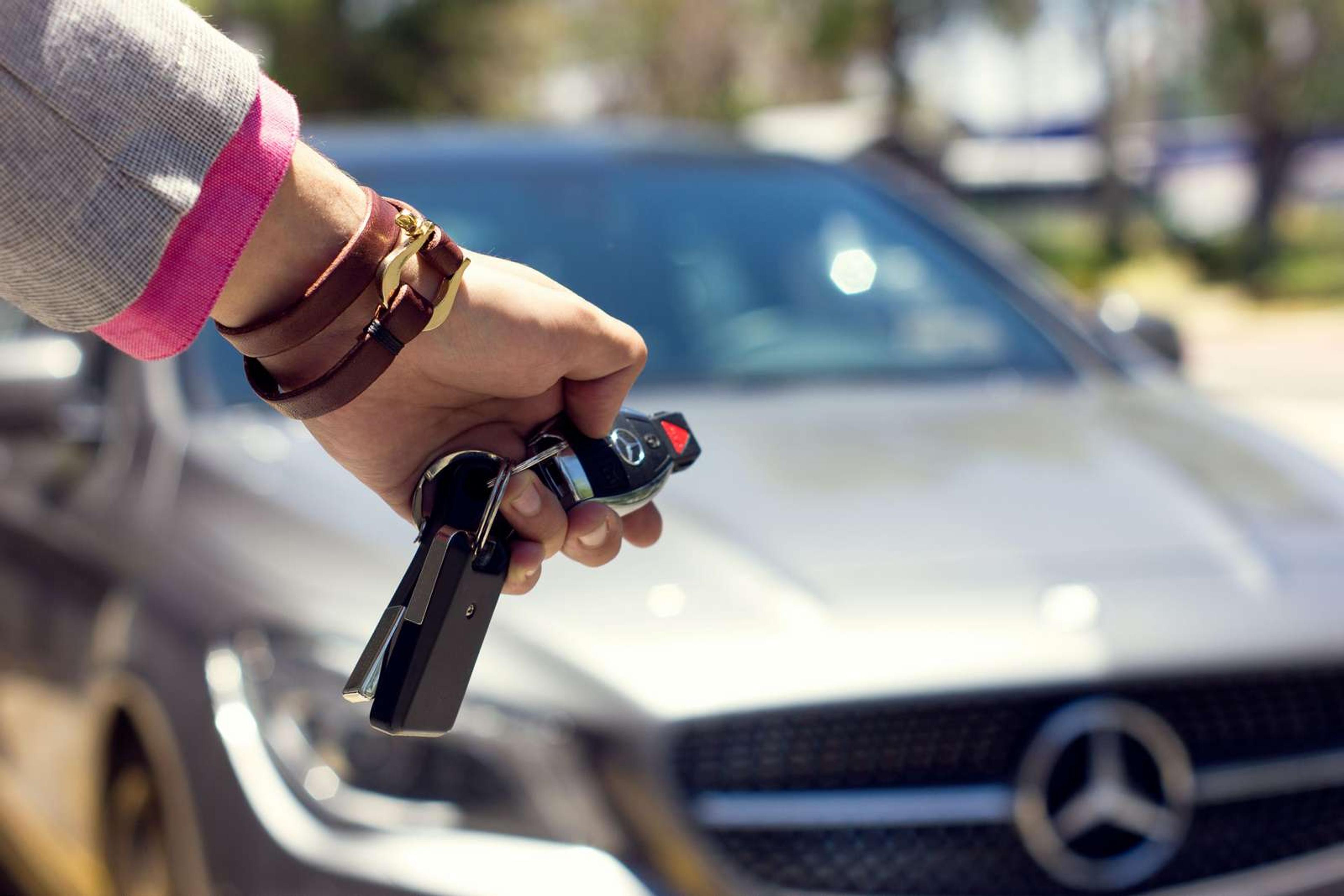 car keys, mercedes-benz, unlocking a car