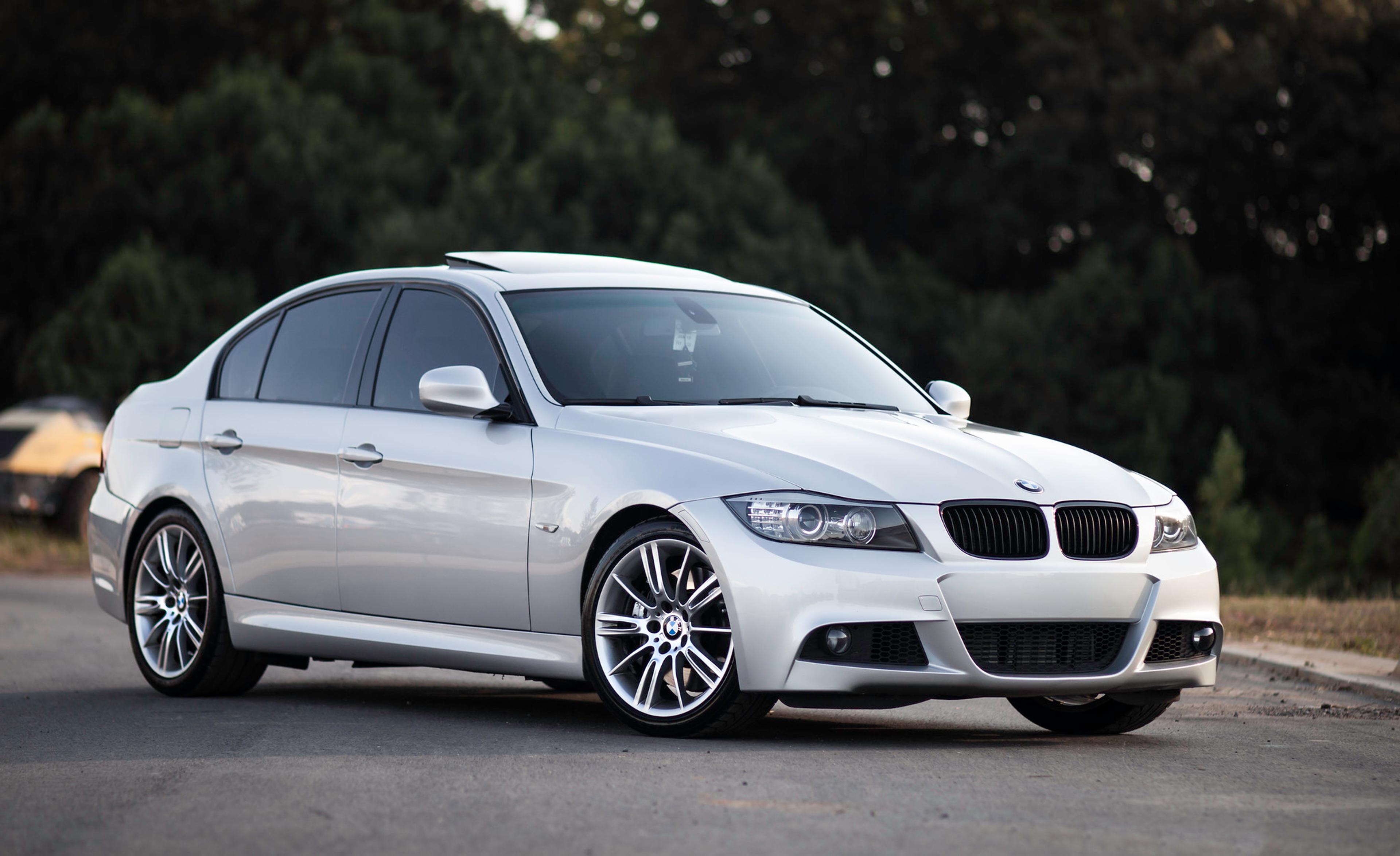 Weißer BMW 335i am Waldrand