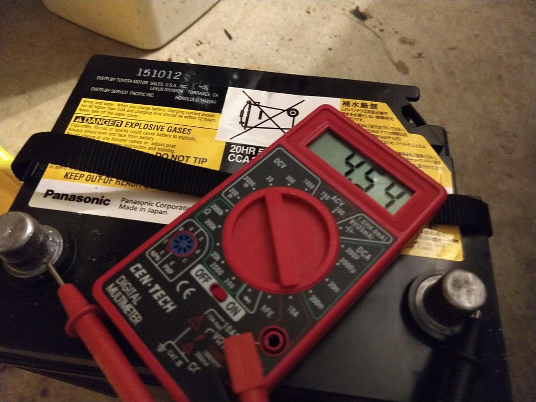 testing battery with multimeter