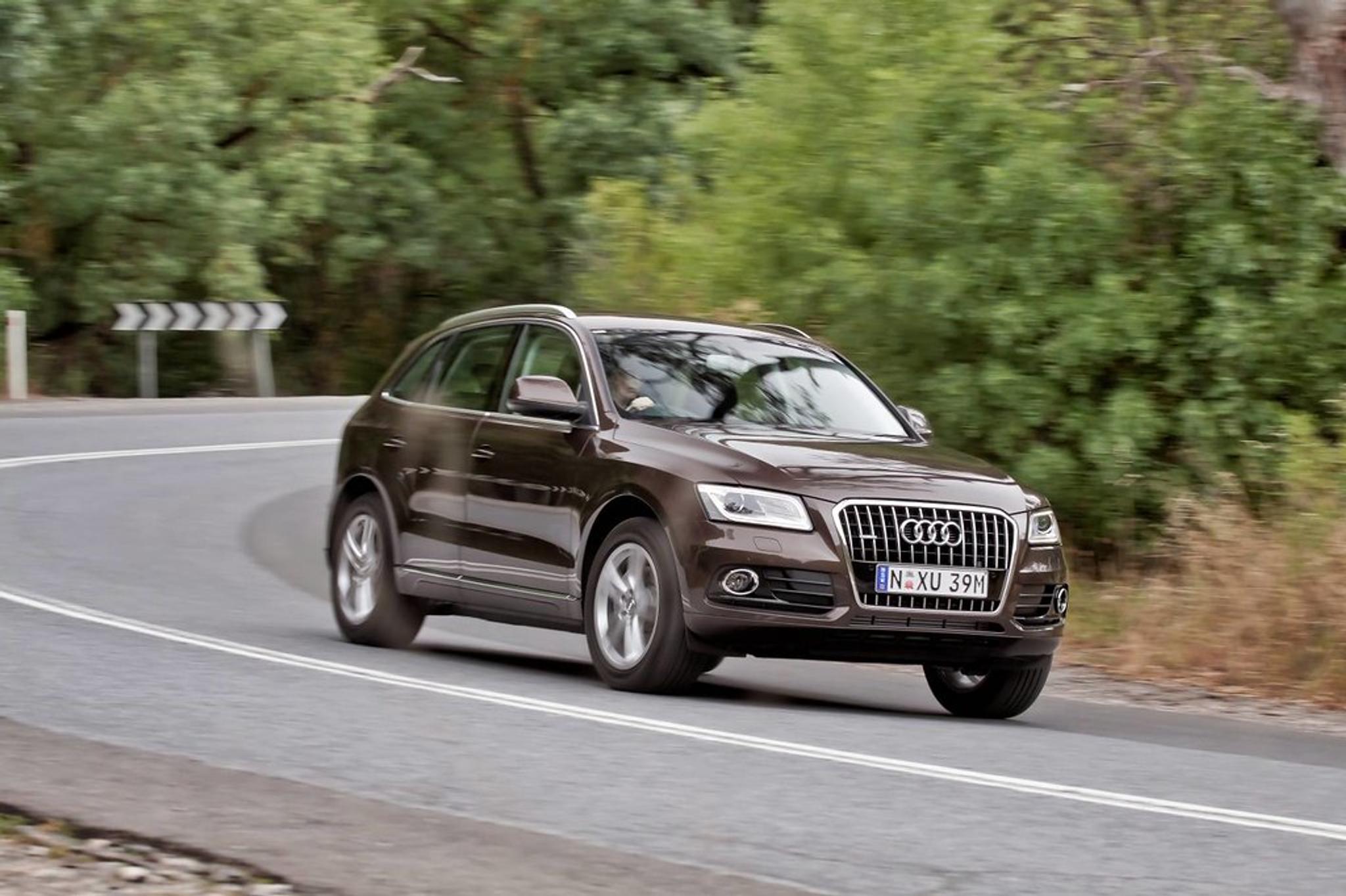 Brauner Audi Q5 in der Kurve