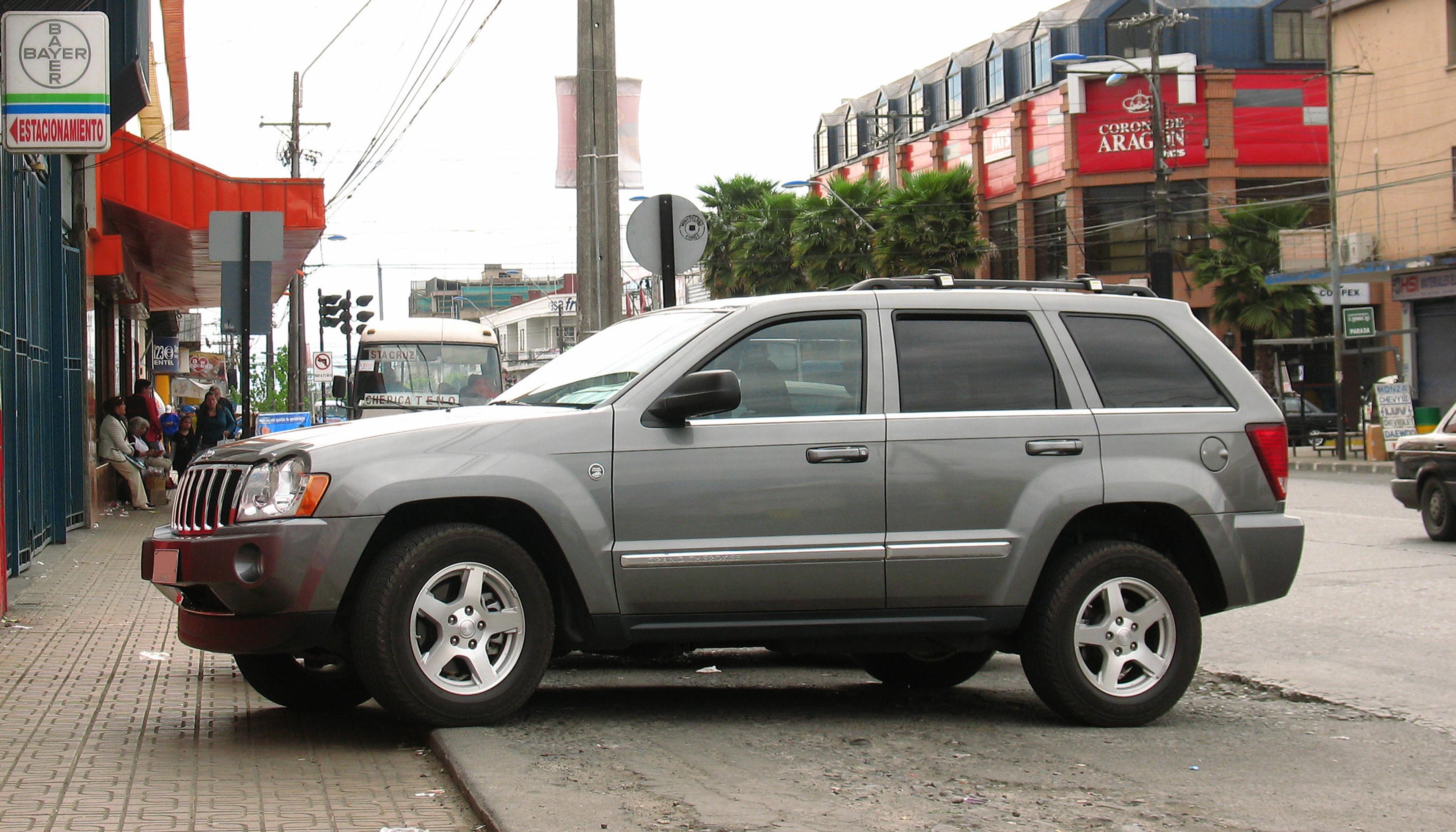Grauer Jeep Grand Cherokee